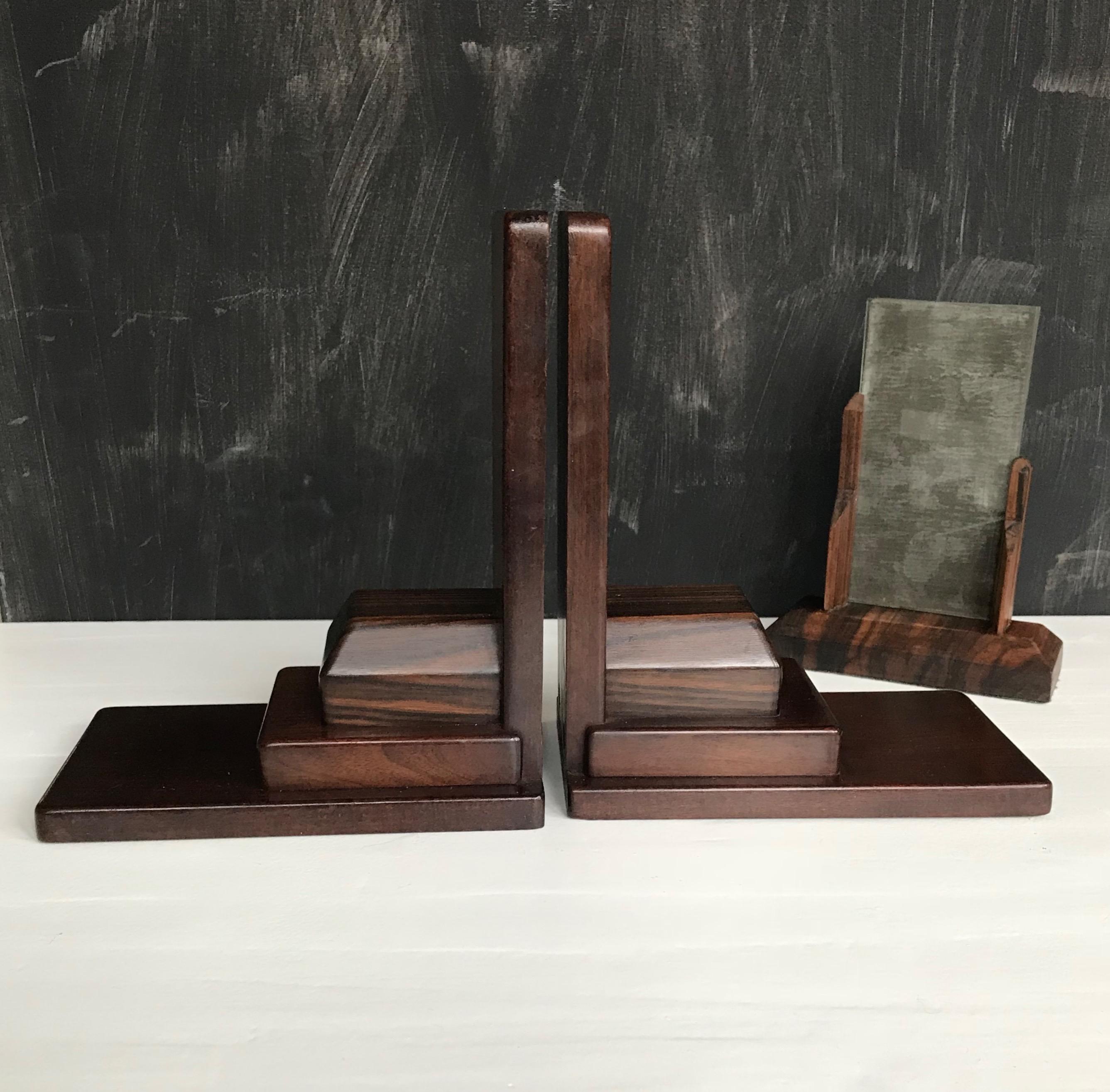Great Amsterdamse school bookends with matching hardwood picture frame.

These stunning and angular design bookends from the 1920s are in very good condition. Both these bookends and the picture frame have a wonderful and warm patina and they will