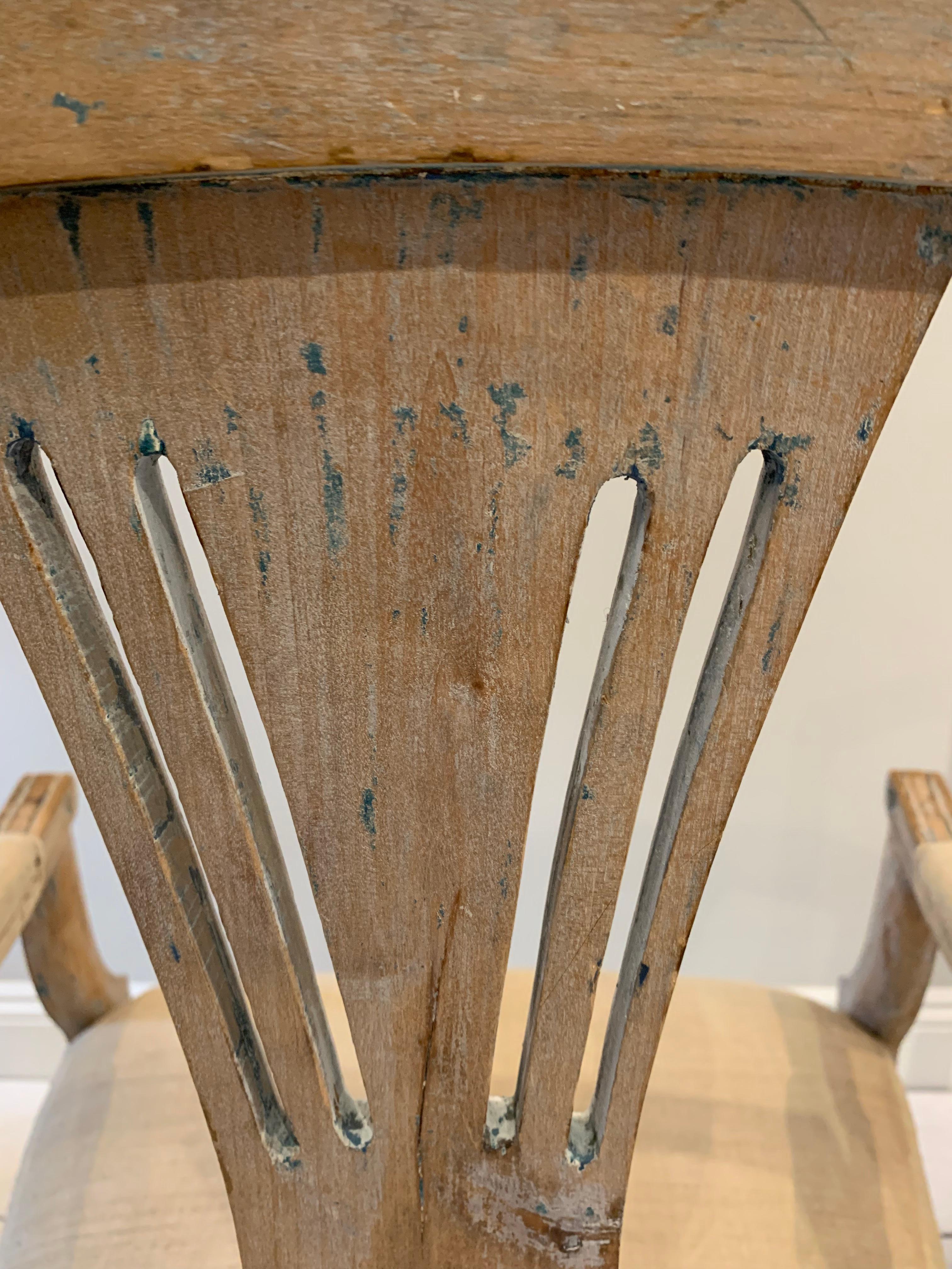 Ein hübsches Paar schwedischer Sessel aus den 1920er Jahren, die von Hand auf ihre ursprüngliche Farbe zurückgeschabt wurden. Die Klappsitze sind mit französischem Vintage-Leinen bezogen.
Die offene Rückwand hat ein fächerförmiges, netzartiges
