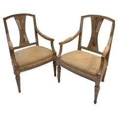 Paire de fauteuils des années 1920 dont la peinture d'origine a été grattée à la main