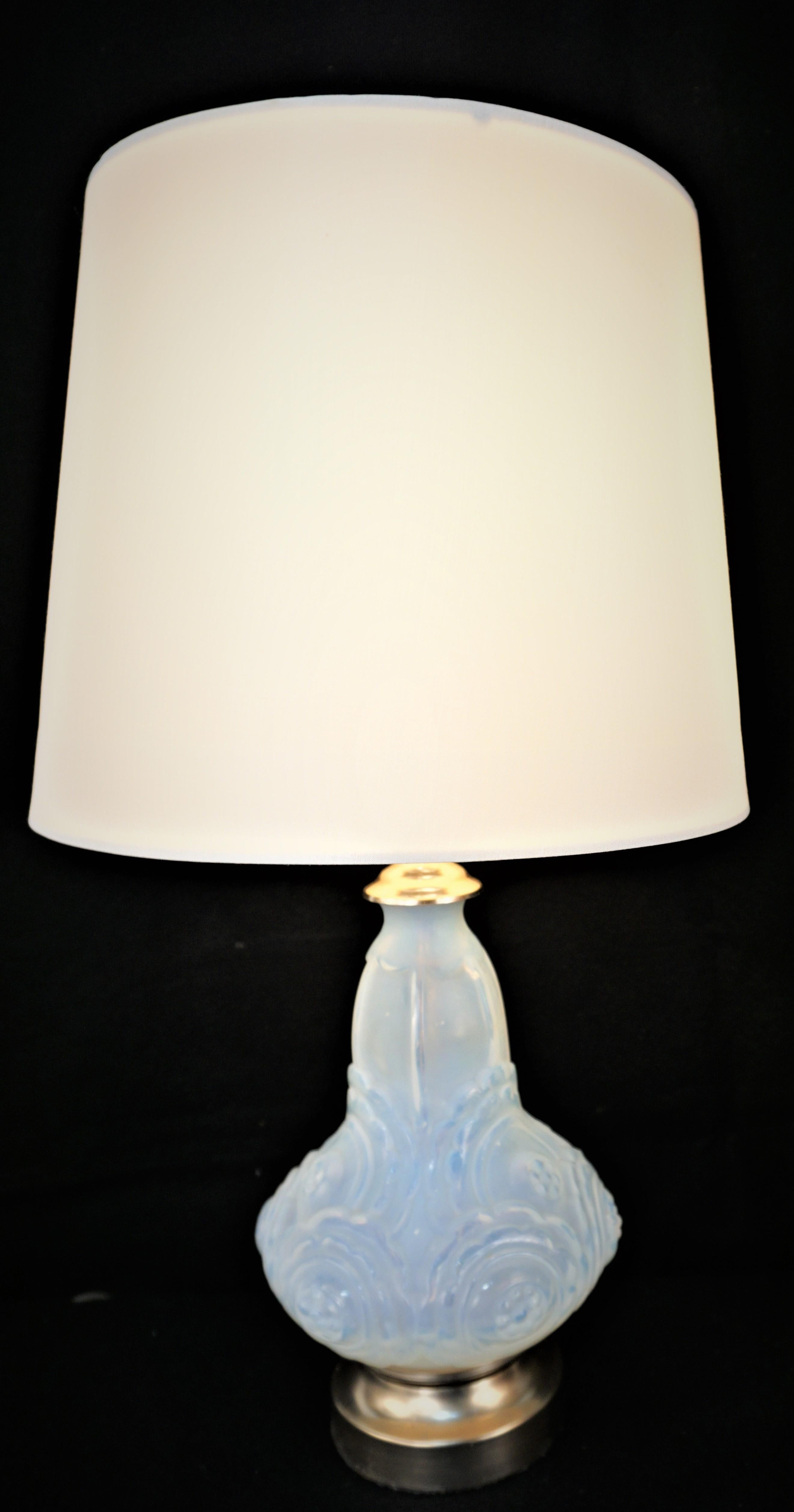 Paar honigblaue Opalglas-Tischlampen mit Nickel auf Bronzesockel.
3-Wege-Steckdose, Hardback-Lampenschirme aus Seide.
Die Messung umfasst den Lampenschirm.