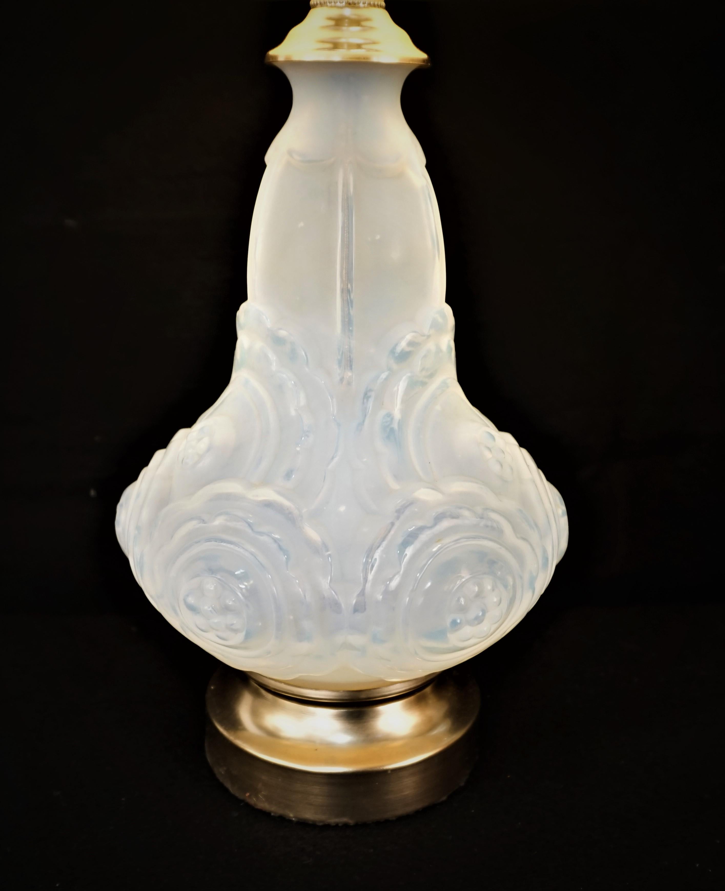 Art déco Paire de lampes de bureau Art Déco des années 1920 en verre opalin en vente