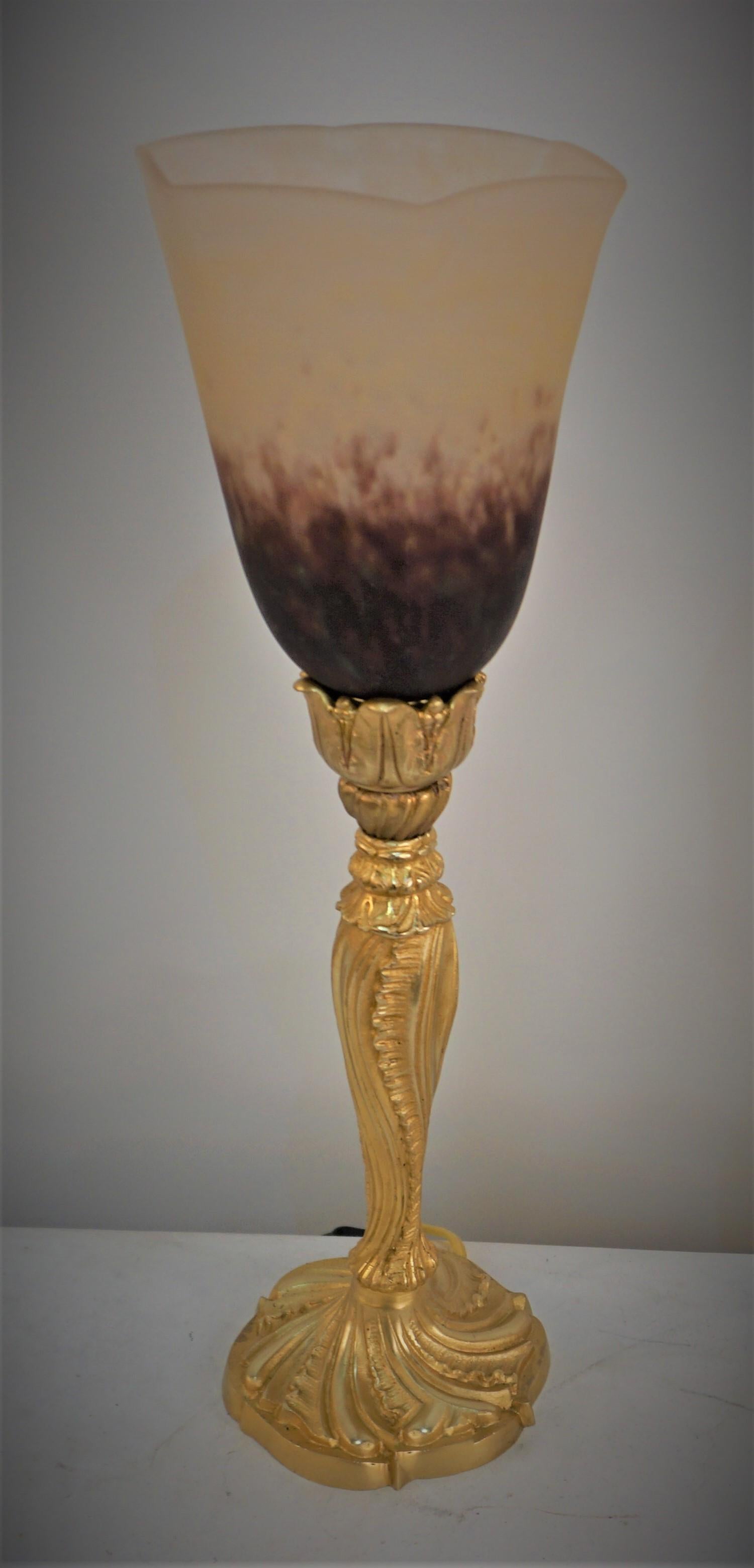 Paar Tischlampen aus Kunstglas und vergoldeter Bronze aus den 1920er Jahren von Charles Schnider  im Angebot 4