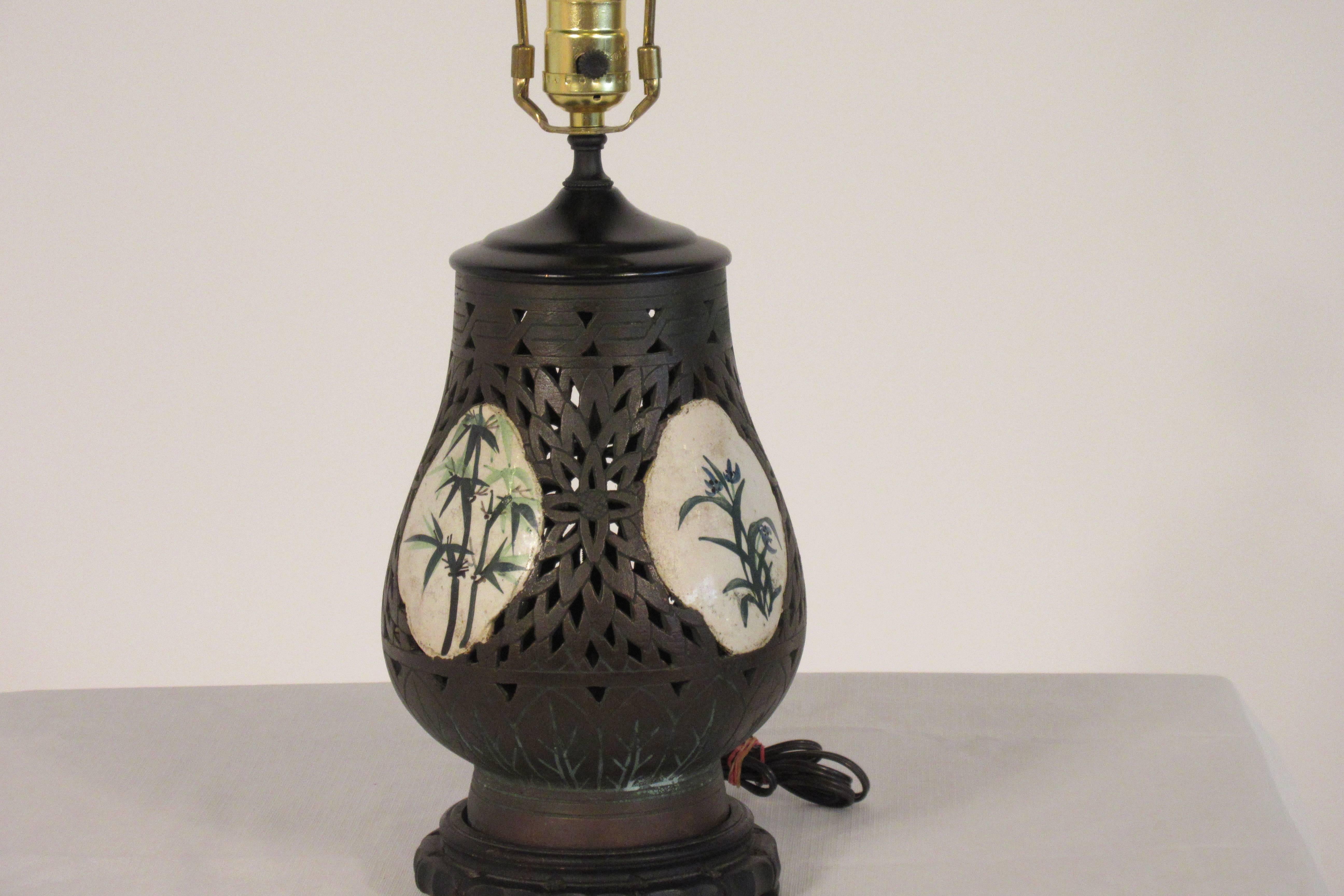 Paire de lampes asiatiques des années 1920 en porcelaine céramique Base en bois peinte à la main sur porcelaine.
