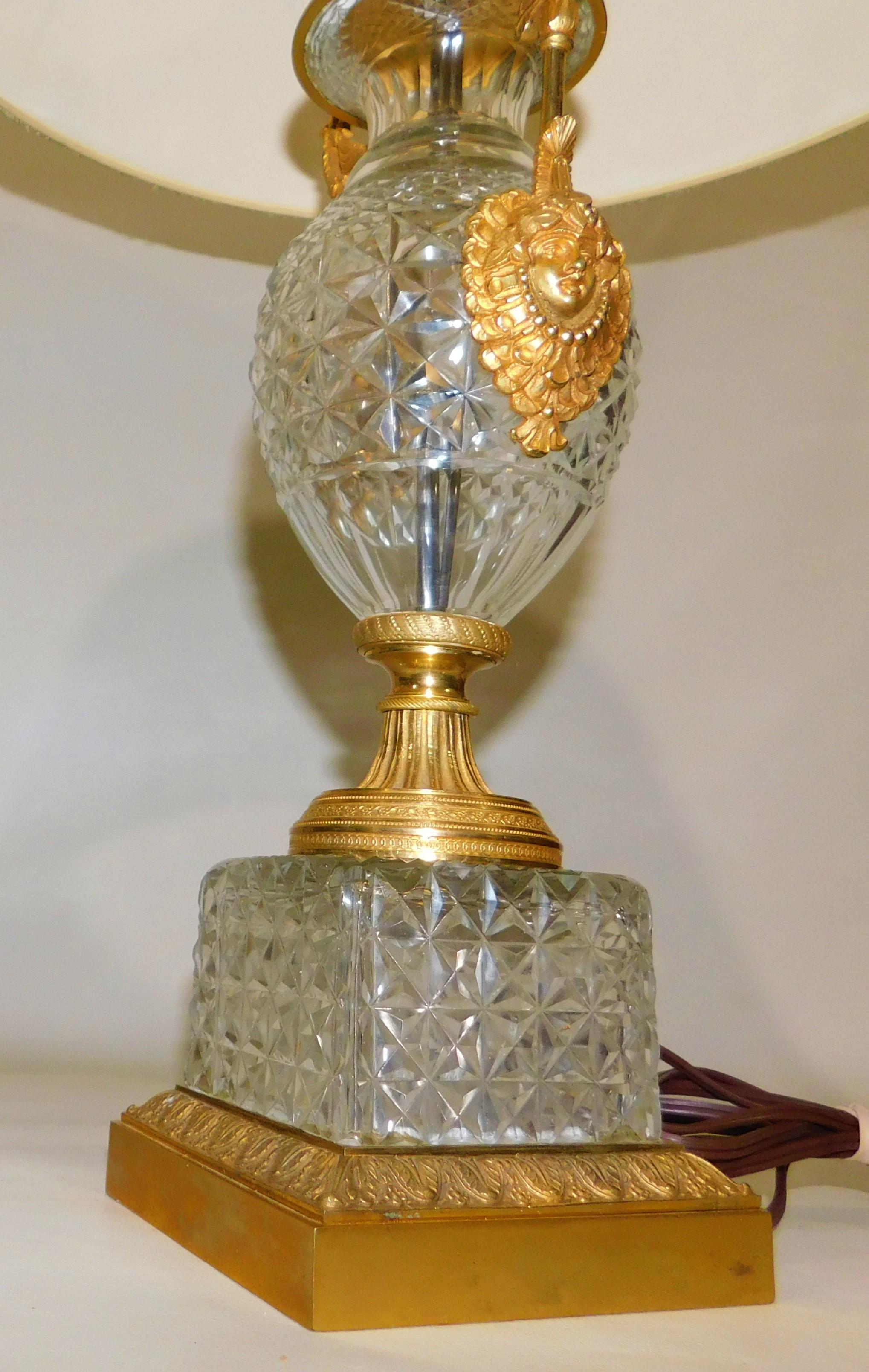 Pair of 1920s Austrian Diamond Pattern Cut Crystal Gilt Bronze Table Lamps For Sale 2