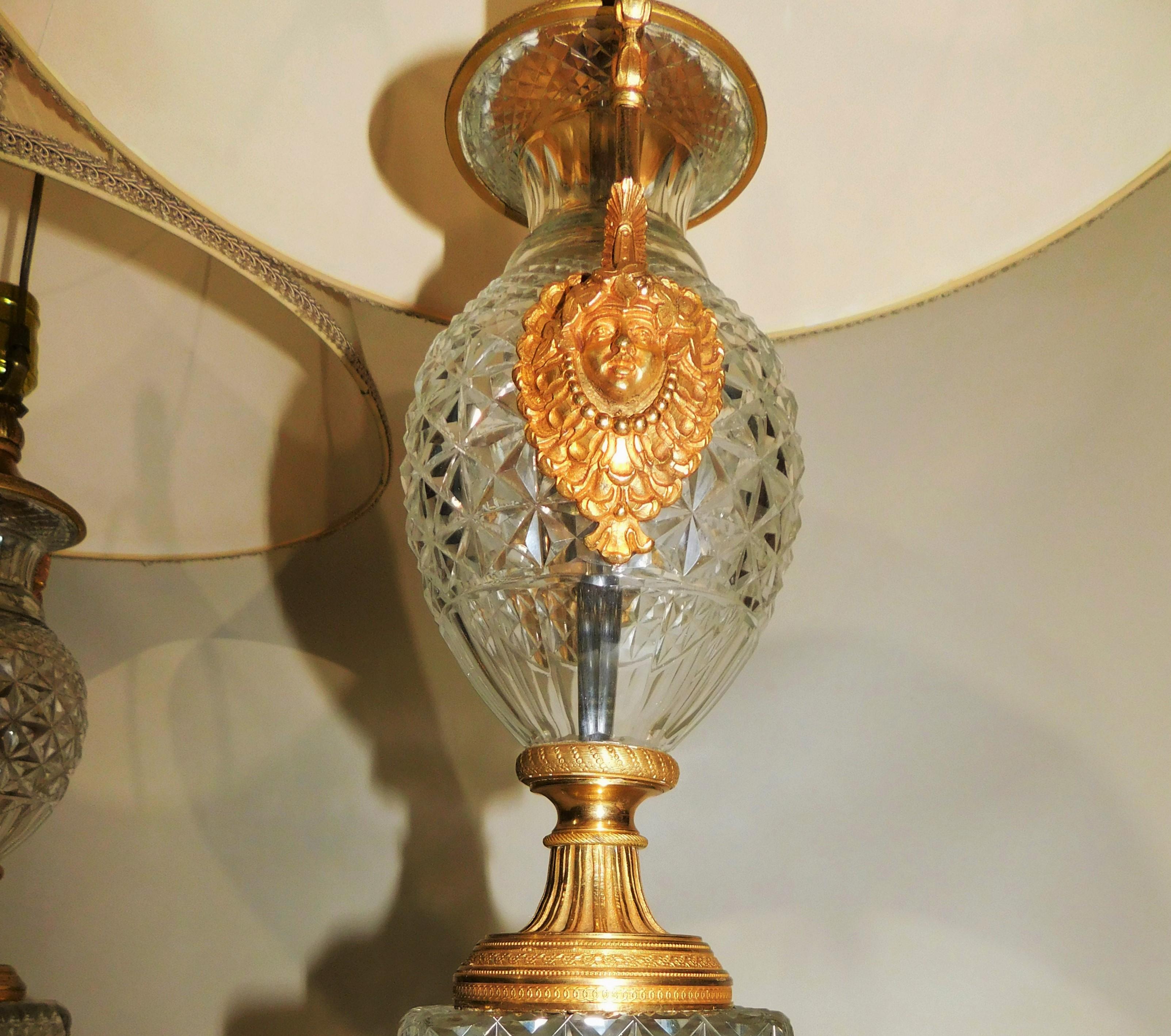 Paire de lampes de bureau autrichiennes des années 1920 en bronze doré et cristal taillé à motif de diamants en vente 4