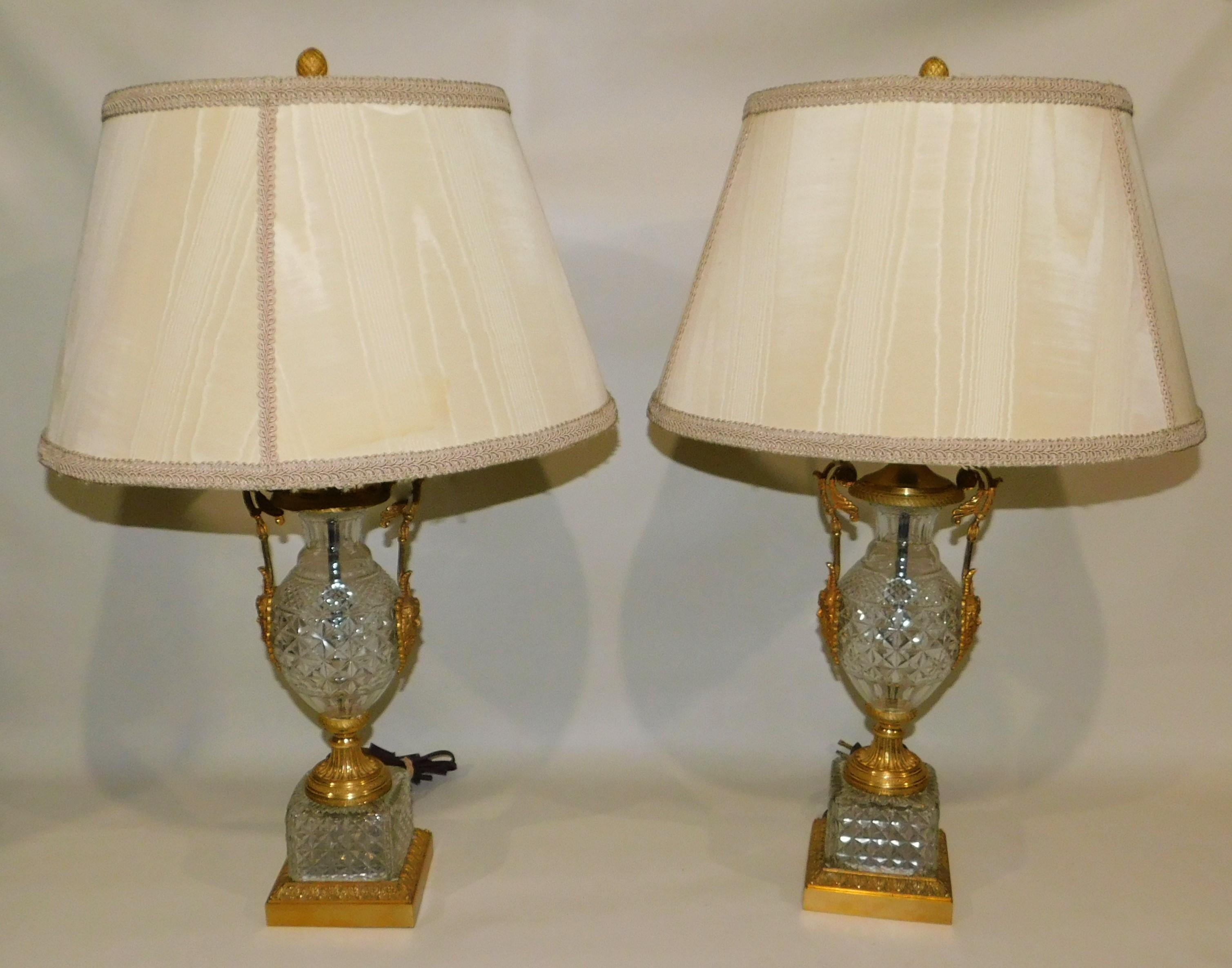 Pair of 1920s Austrian Diamond Pattern Cut Crystal Gilt Bronze Table Lamps For Sale 4