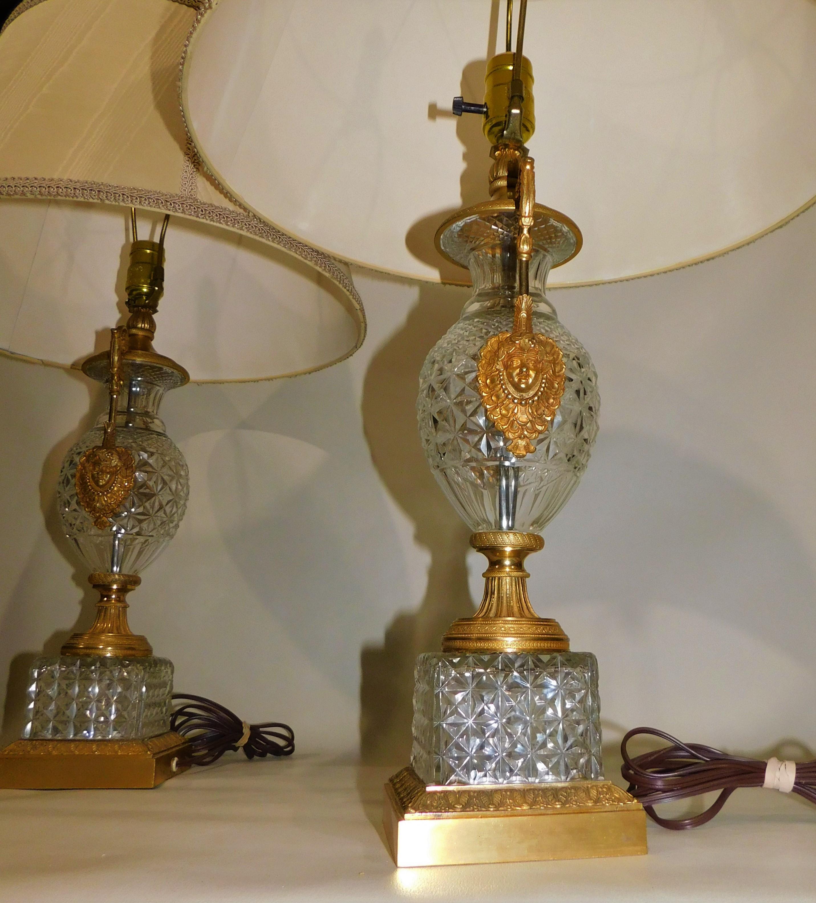 Pair of 1920s Austrian Diamond Pattern Cut Crystal Gilt Bronze Table Lamps For Sale 5