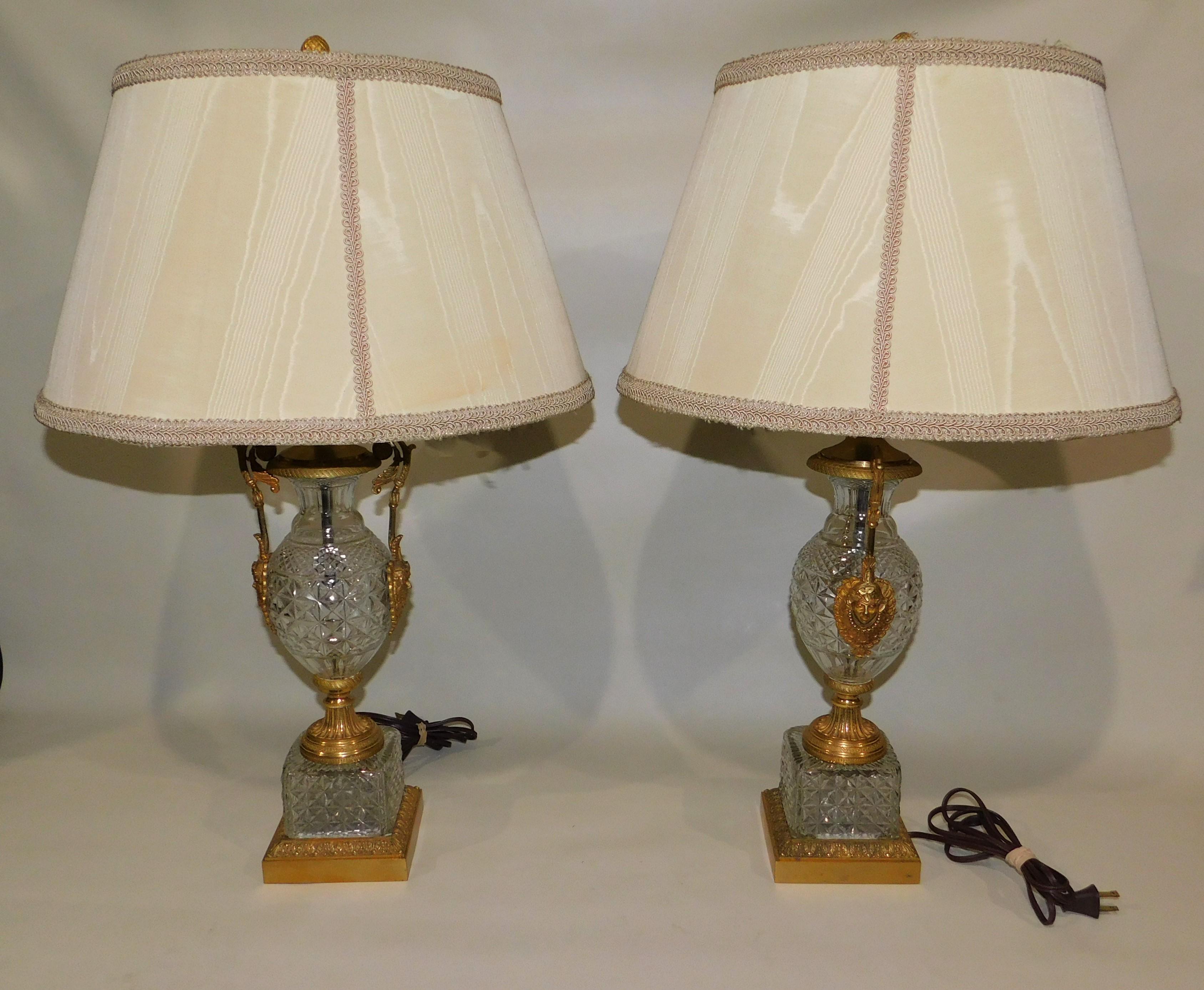 Pair of 1920s Austrian Diamond Pattern Cut Crystal Gilt Bronze Table Lamps For Sale 8