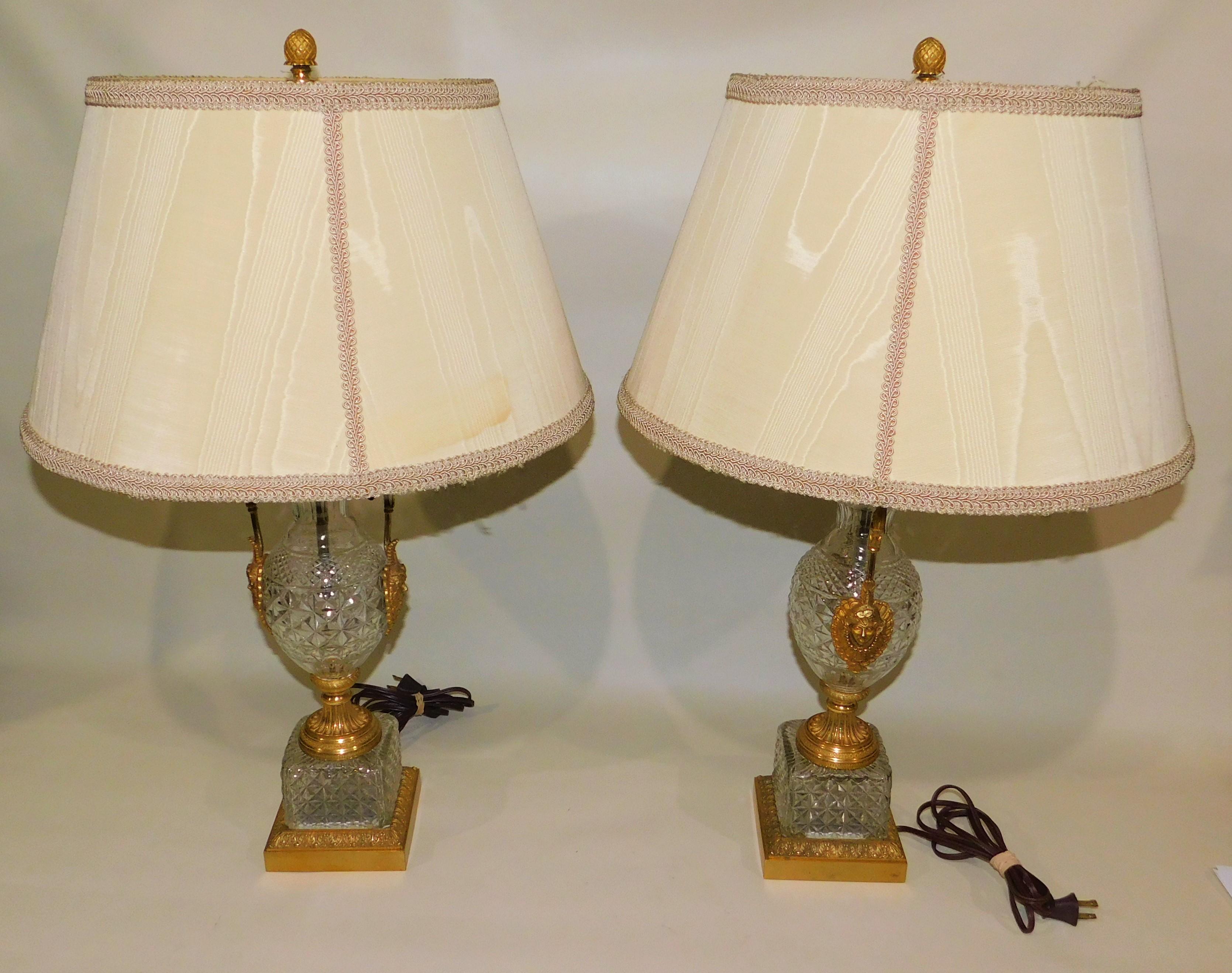 Autrichien Paire de lampes de bureau autrichiennes des années 1920 en bronze doré et cristal taillé à motif de diamants en vente