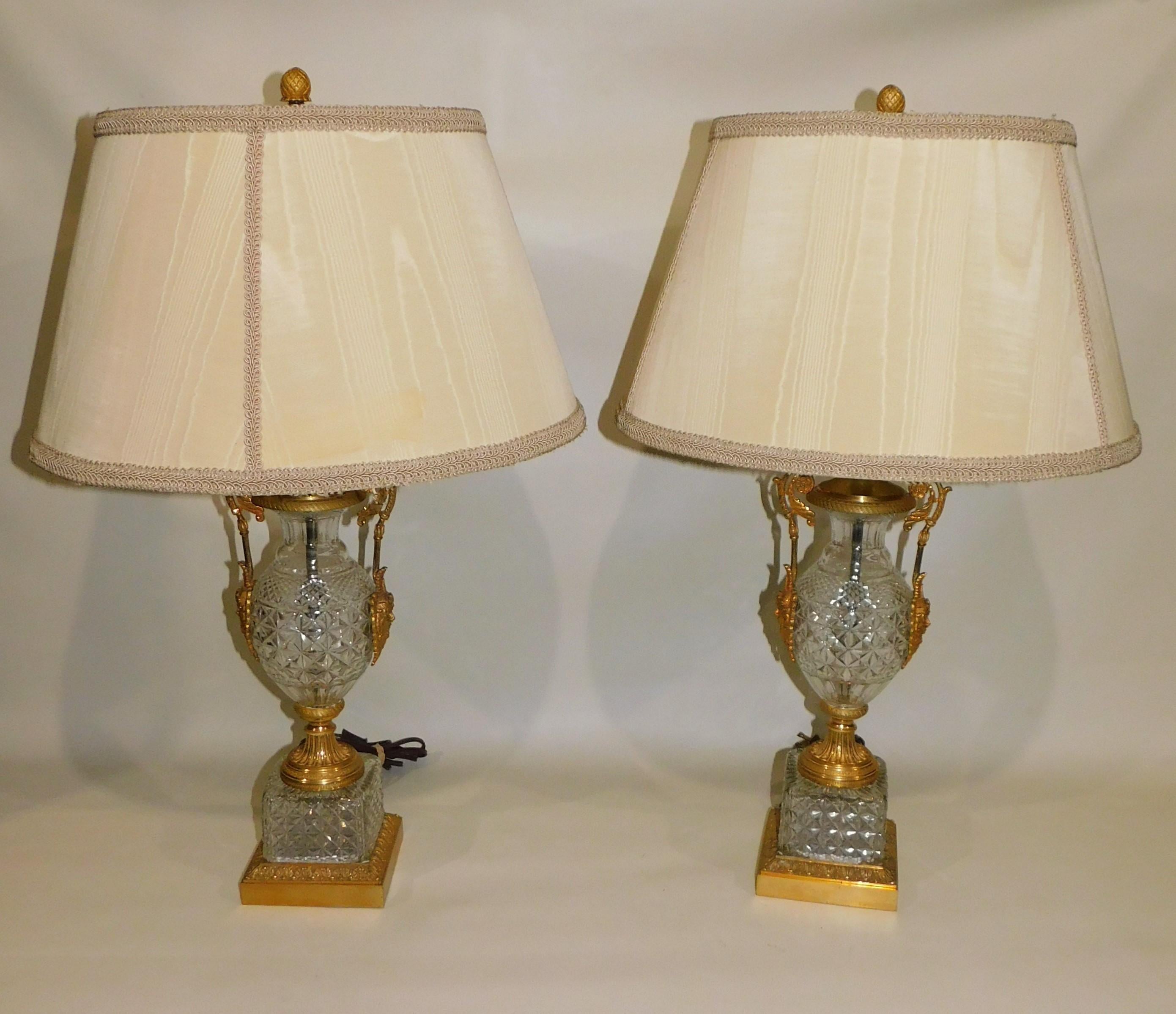 20th Century Pair of 1920s Austrian Diamond Pattern Cut Crystal Gilt Bronze Table Lamps For Sale