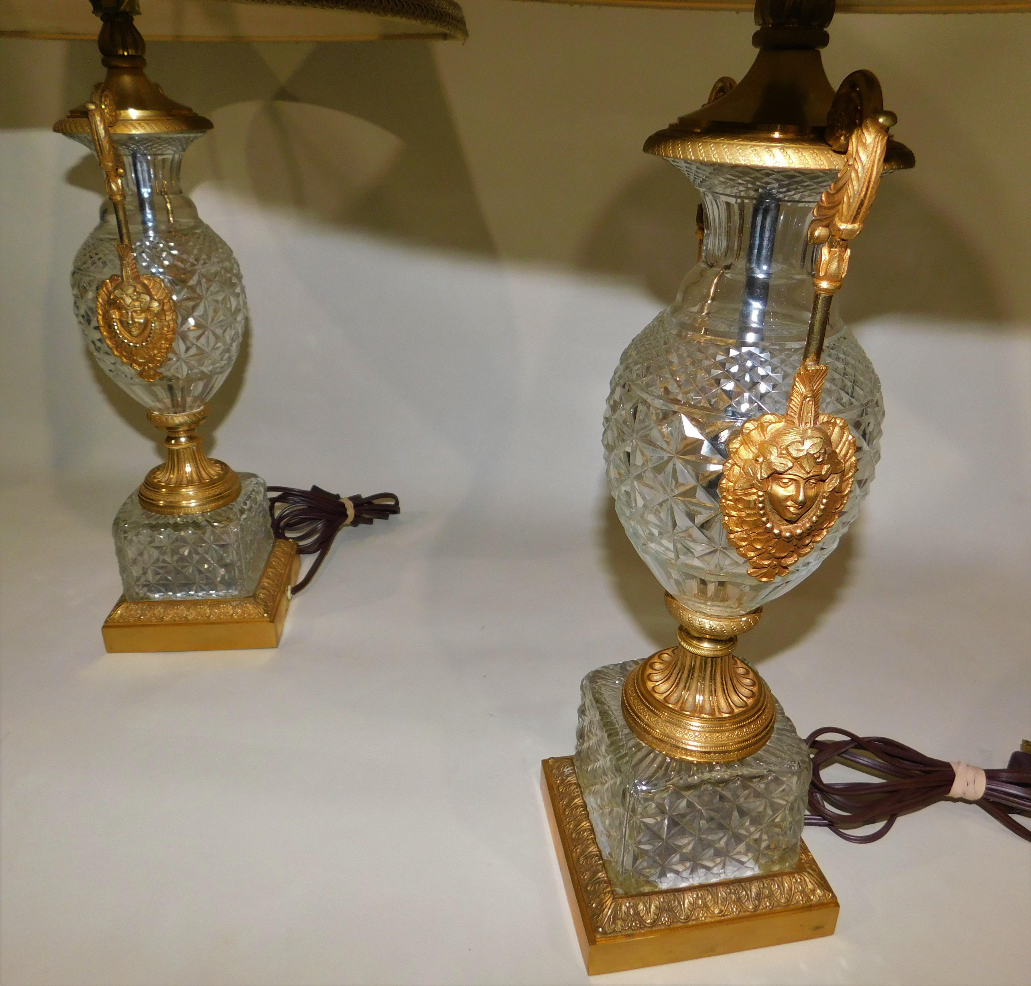 Pair of 1920s Austrian Diamond Pattern Cut Crystal Gilt Bronze Table Lamps For Sale 1