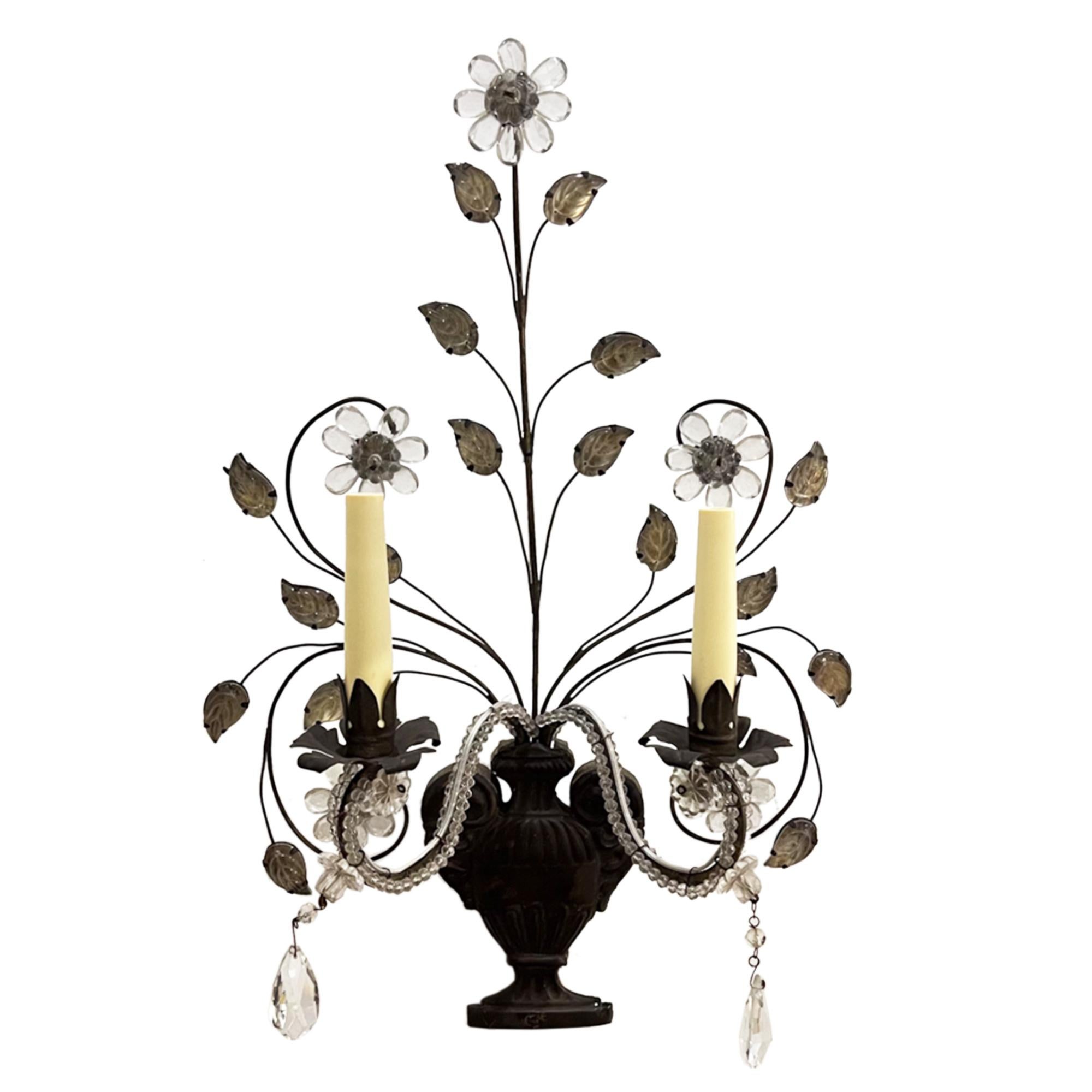 Este hermoso e impresionante par de apliques de pared se fabricaron en Francia, al estilo de la Maison Baguès, en la década de 1920. 

Hechos a mano con metal y cristal, estos apliques son muy decorativos, con intrincados detalles en las flores, las