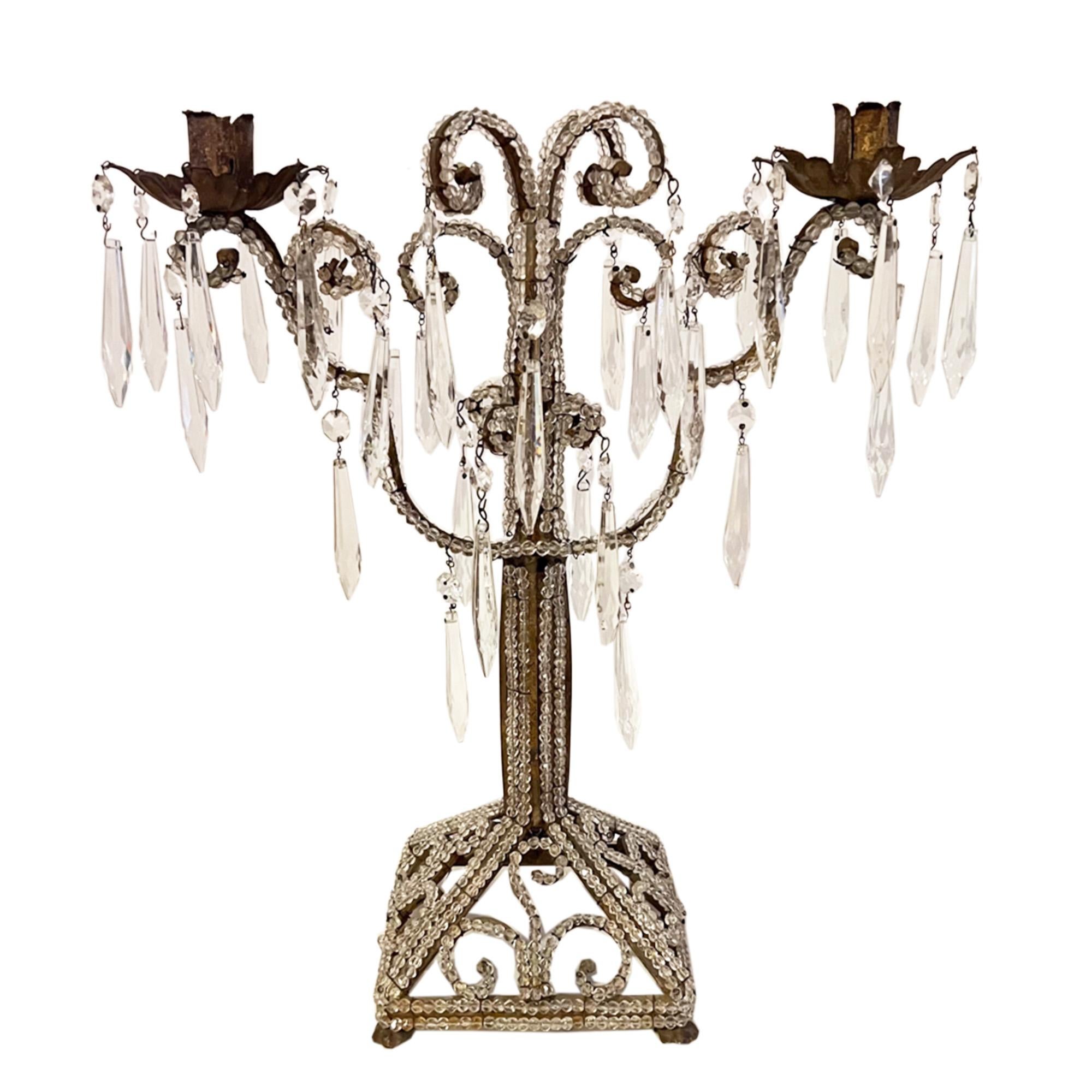 Questa coppia di candelabri è stata realizzata in Italia negli anni Venti. Decorati con perline e cristalli, sono davvero meravigliosi.

Dai un'occhiata a tutte le nostre foto per vedere gli straordinari dettagli e i motivi creati dal cristallo di