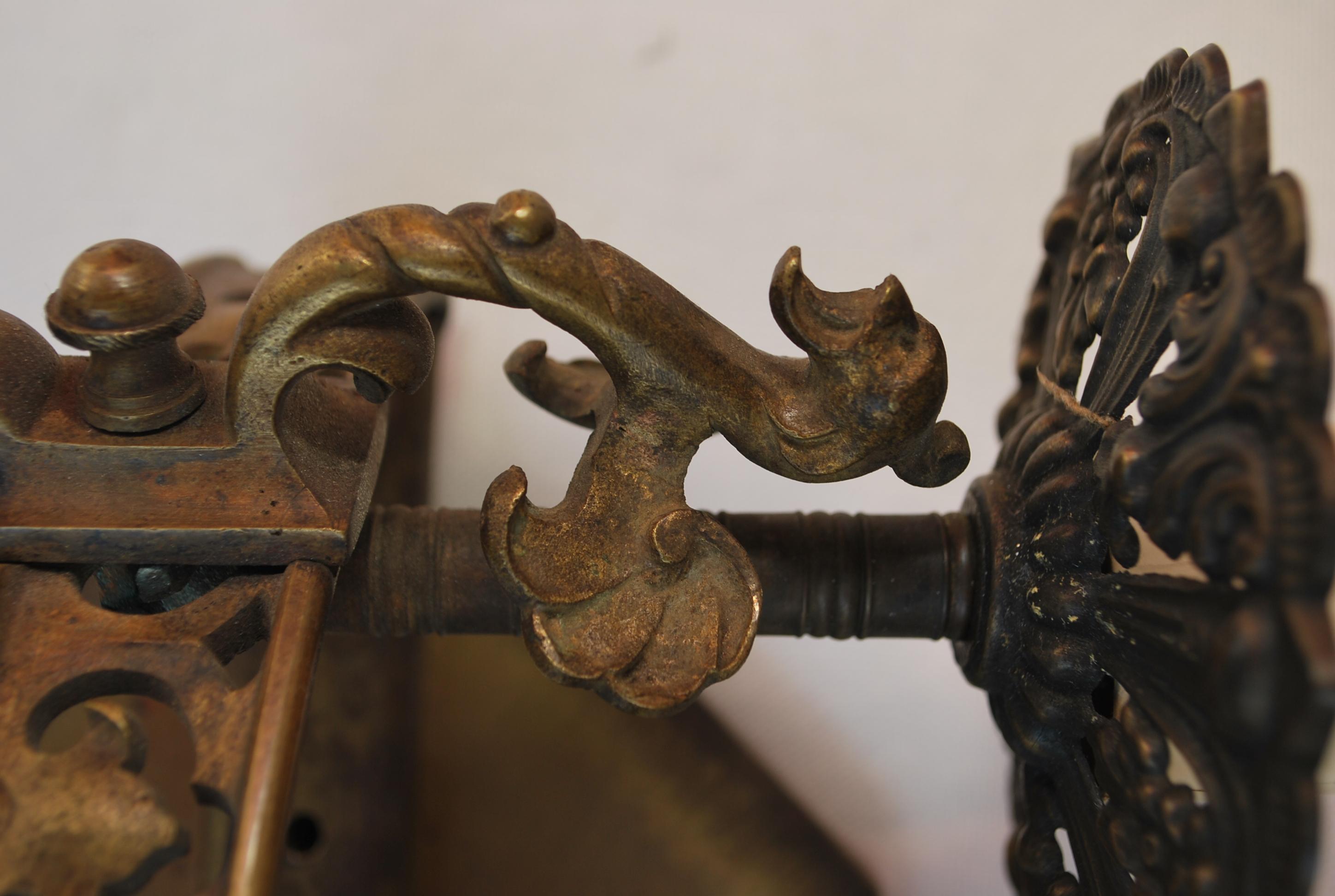 Una coppia molto bella di appliques in ottone degli anni '20 con piccolo drago, la patina è molto più bella dal vivo