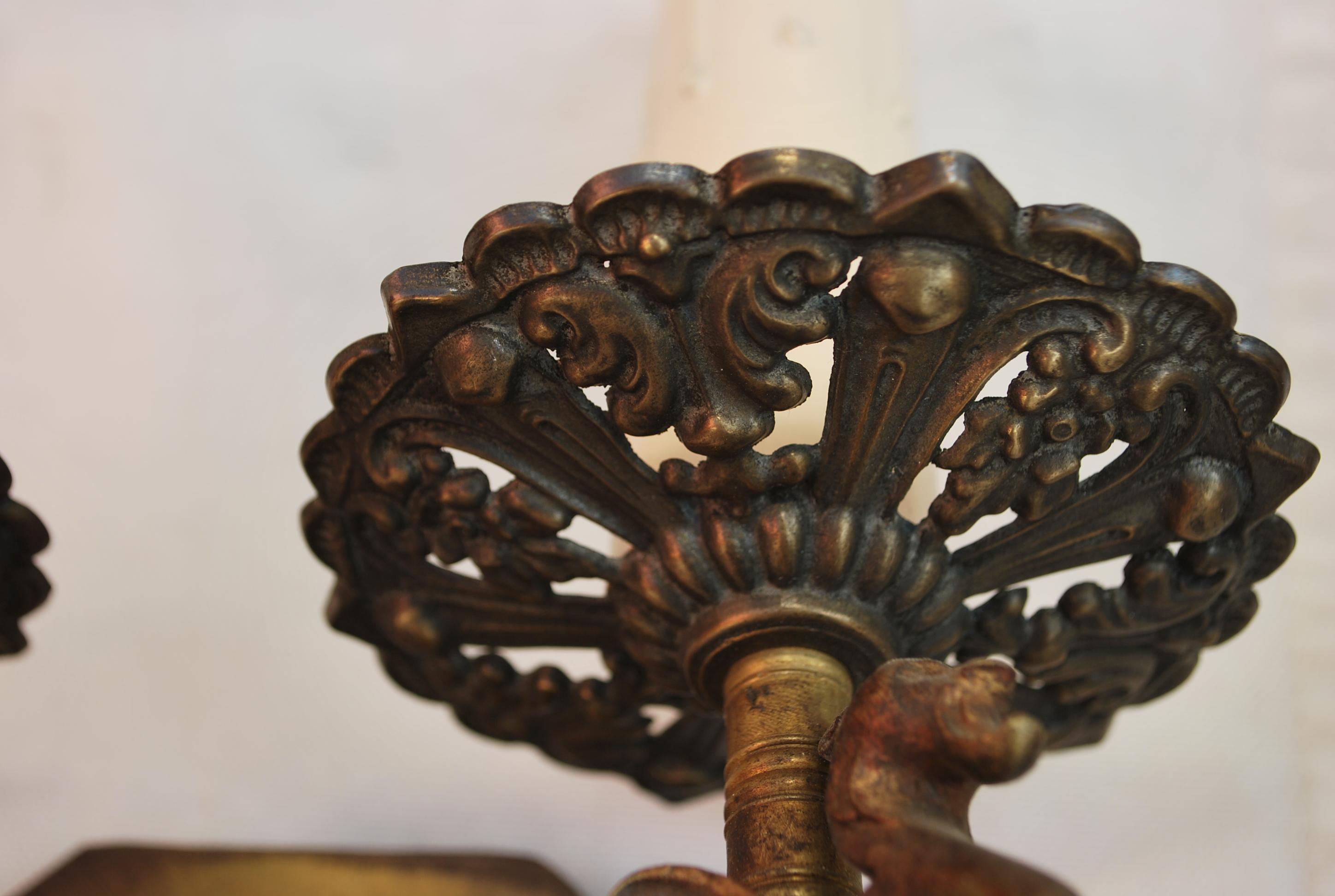 Coppia di appliques in ottone del 1920 con draghi In condizioni buone in vendita a Los Angeles, CA