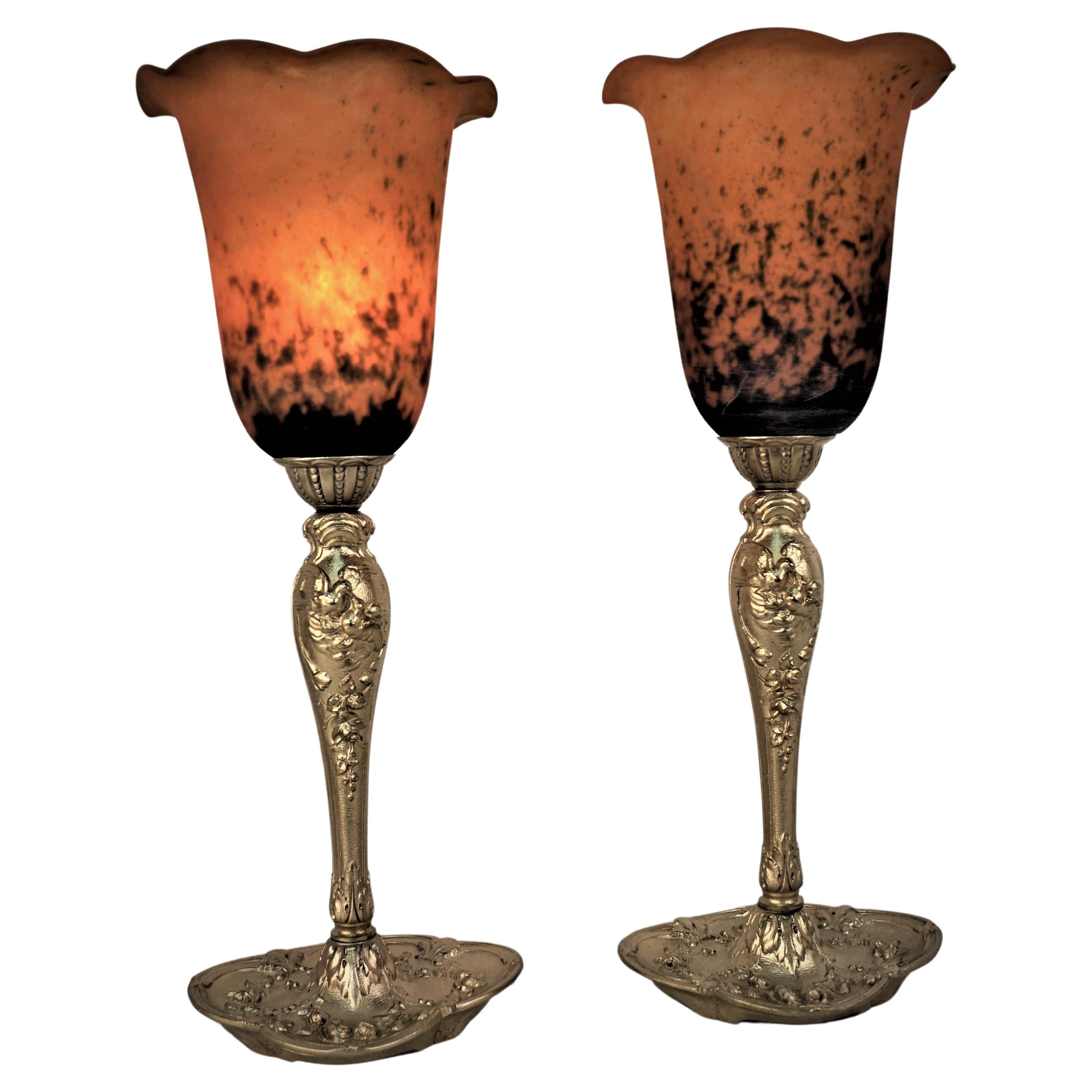 Ein Paar Tischlampen aus mundgeblasenem Glas mit elegantem Bronzefuß.
Professionell neu verkabelt, 100-Watt-Glühbirne.
