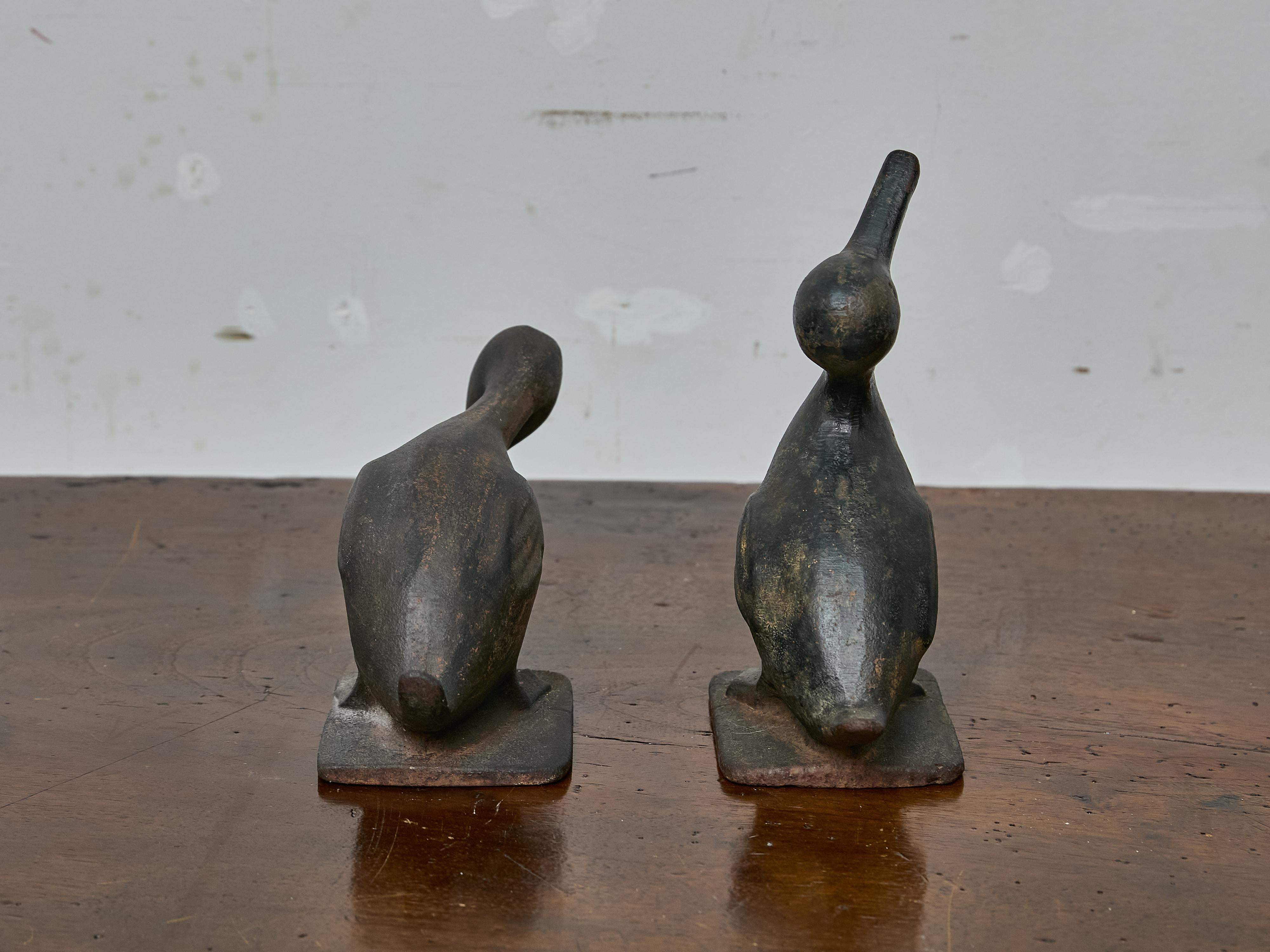 Paar gusseiserne Entenfiguren aus den 1920er Jahren mit volkstümlichem Charme und patiniertem Finish im Zustand „Gut“ im Angebot in Atlanta, GA