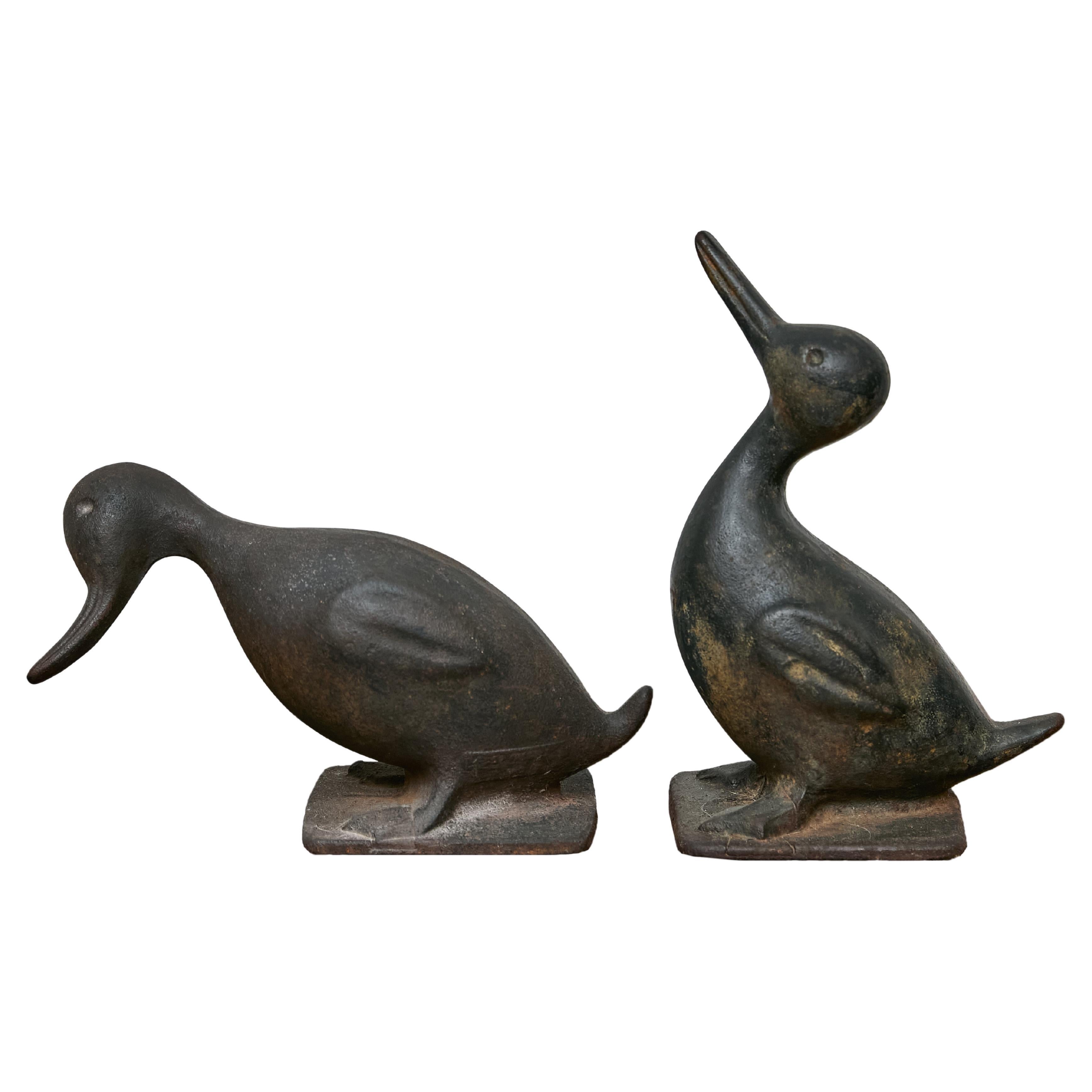 Paar gusseiserne Entenfiguren aus den 1920er Jahren mit volkstümlichem Charme und patiniertem Finish im Angebot
