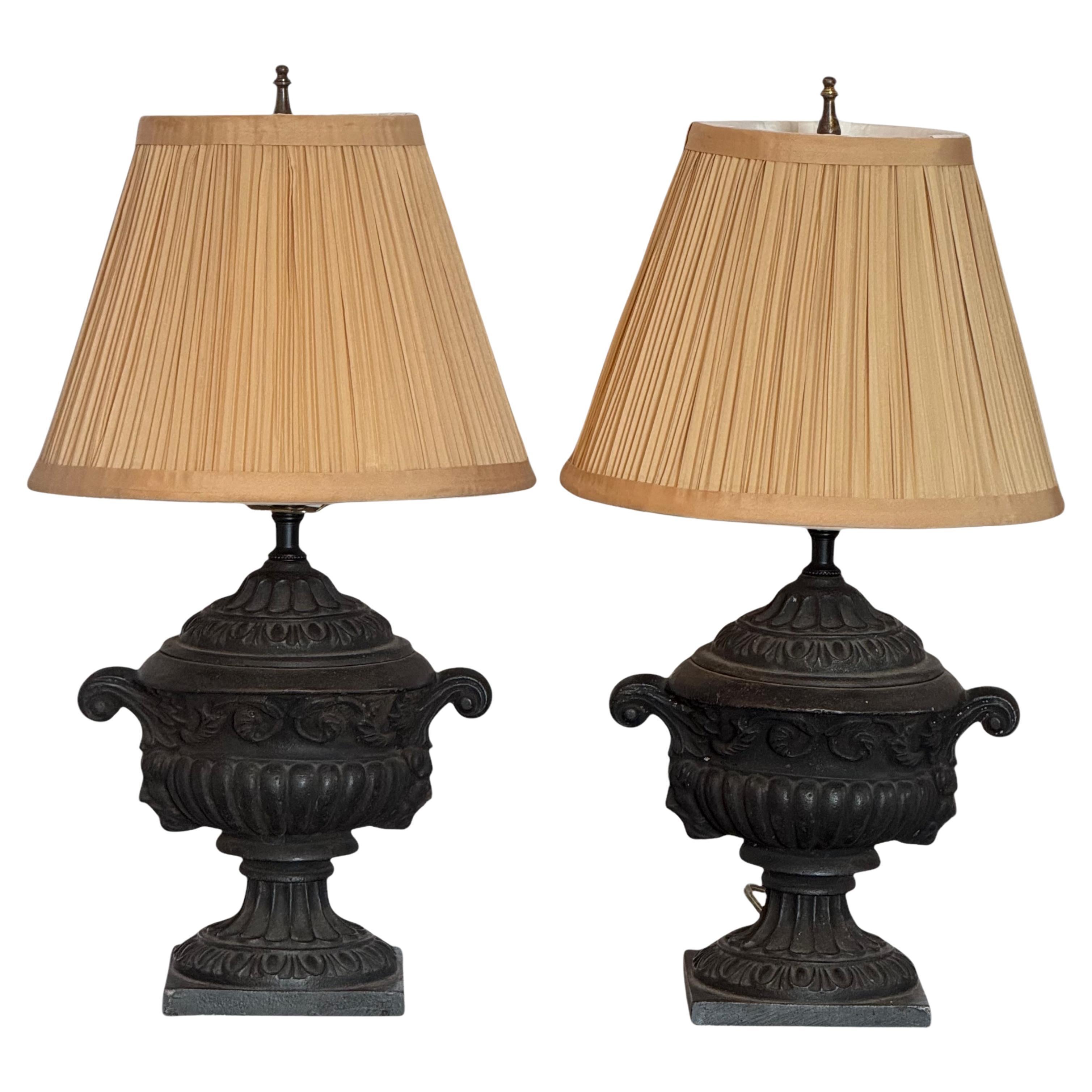 Paire de lampes de bureau en forme d'urne en fonte des années 1920