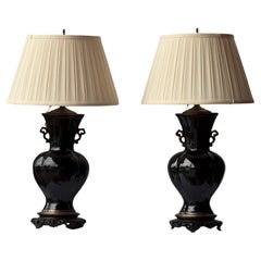 Paire de lampes à vase chinoises des années 1920 avec bases en bois sculpté