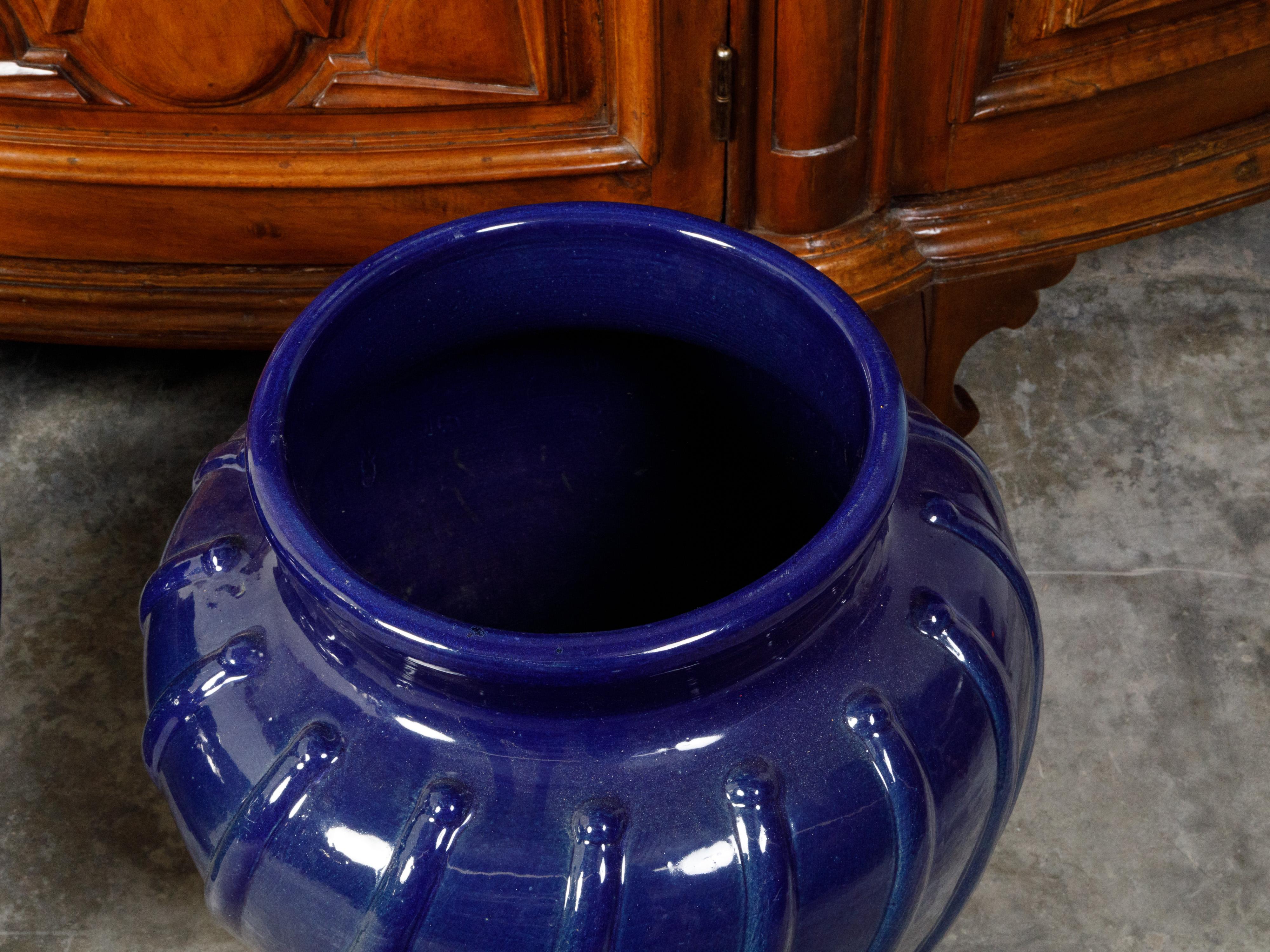 Kobaltblaue Keramik-Pflanzgefäße mit Wellenmuster aus den 1920er Jahren, Paar (Glasiert) im Angebot