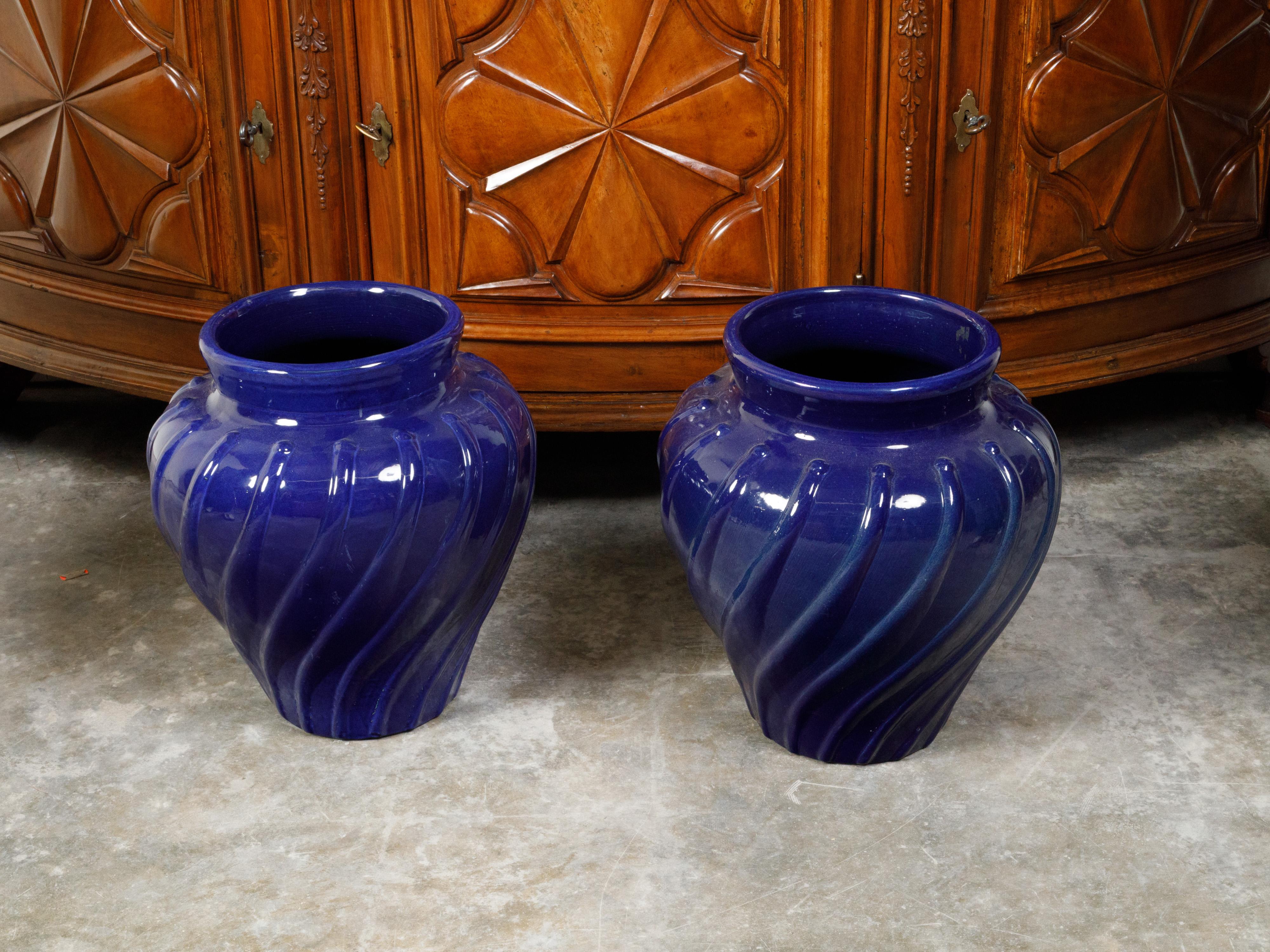 Kobaltblaue Keramik-Pflanzgefäße mit Wellenmuster aus den 1920er Jahren, Paar im Angebot 3