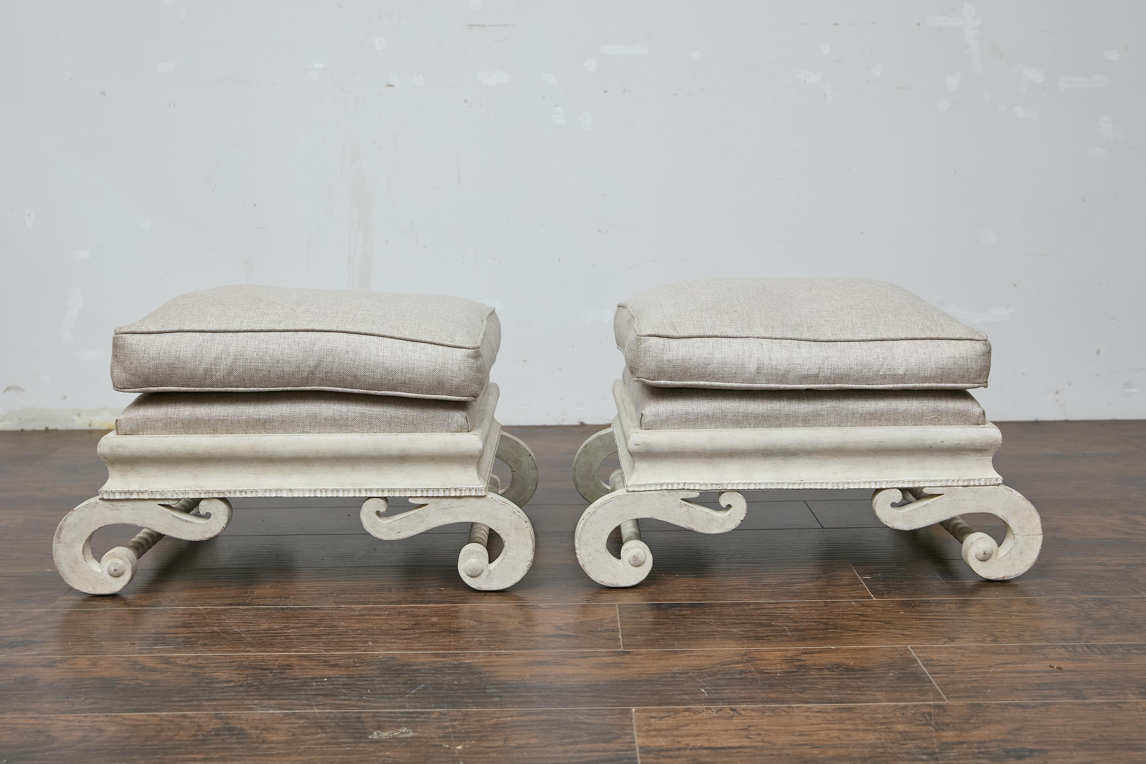 Paire d'ottomans tapissés continentaux des années 1920 avec bases en S sculptées en vente 3