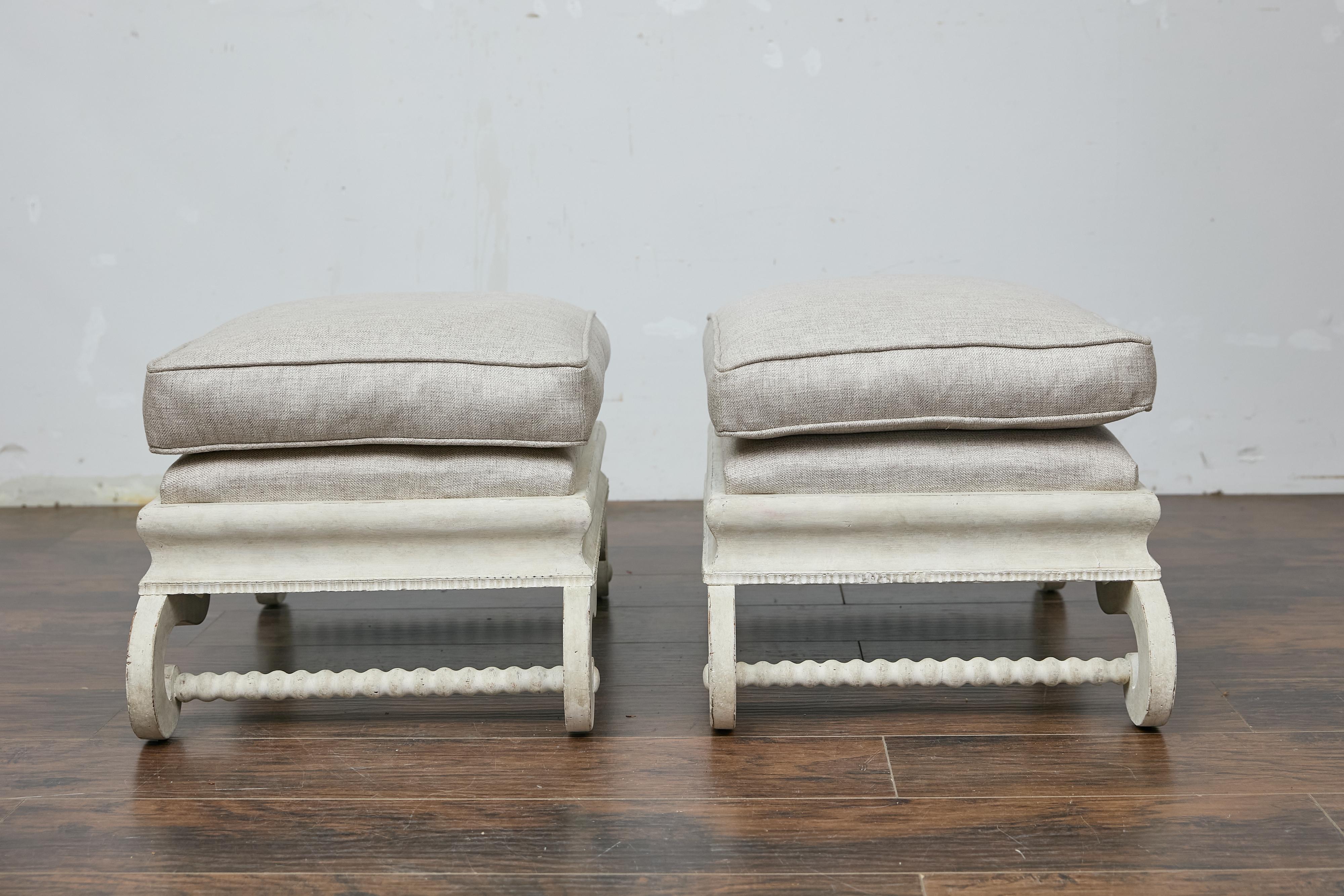 Rococo Paire d'ottomans tapissés continentaux des années 1920 avec bases en S sculptées en vente