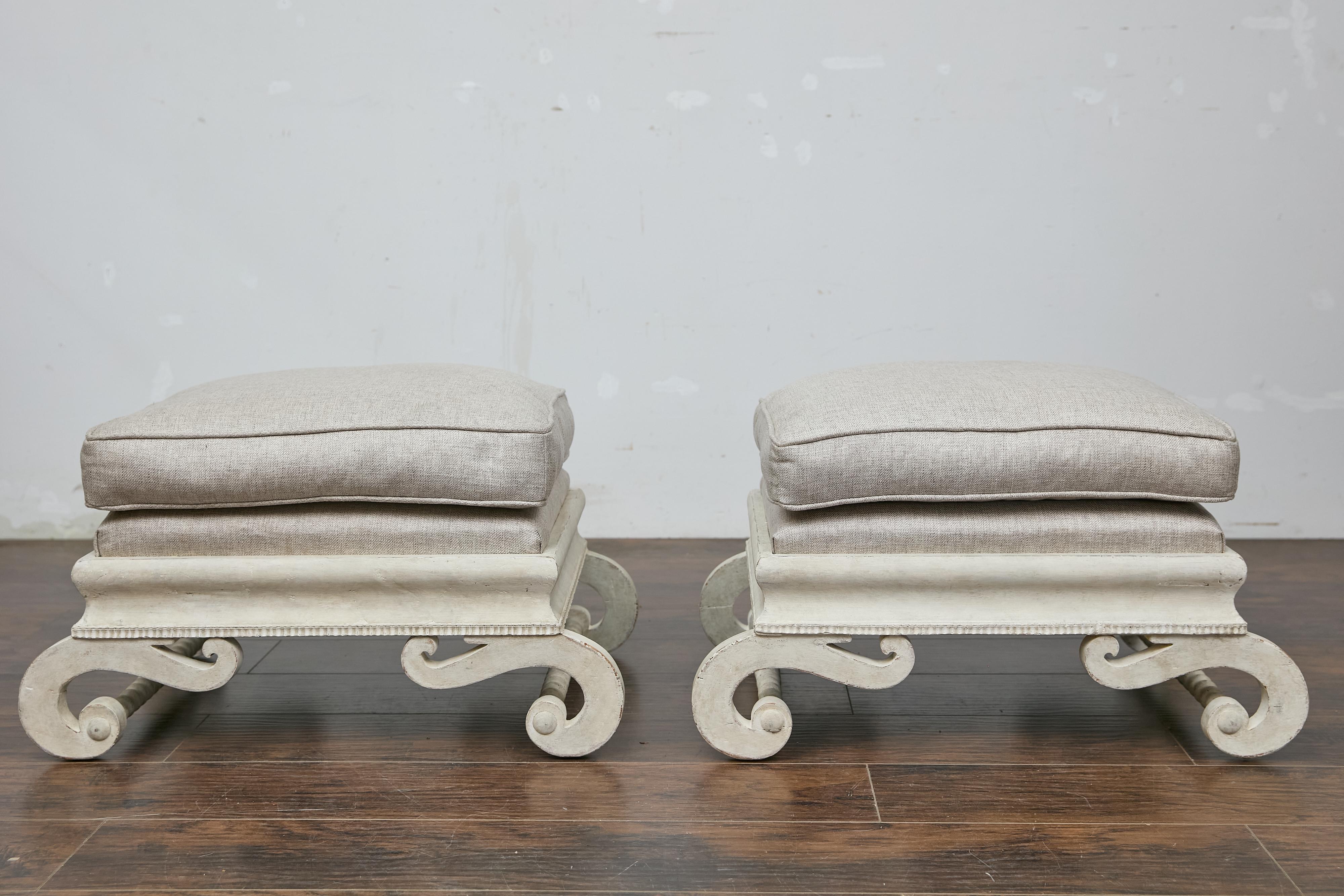 Européen Paire d'ottomans tapissés continentaux des années 1920 avec bases en S sculptées en vente