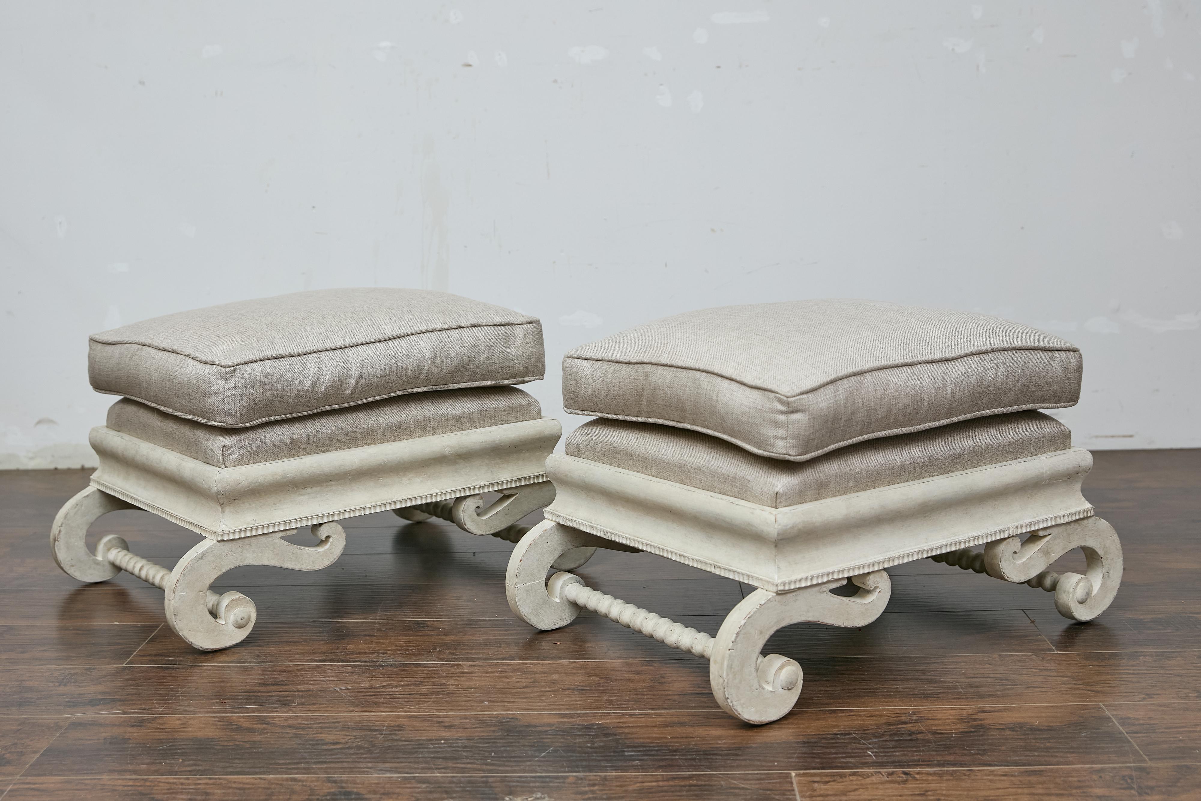Sculpté Paire d'ottomans tapissés continentaux des années 1920 avec bases en S sculptées en vente