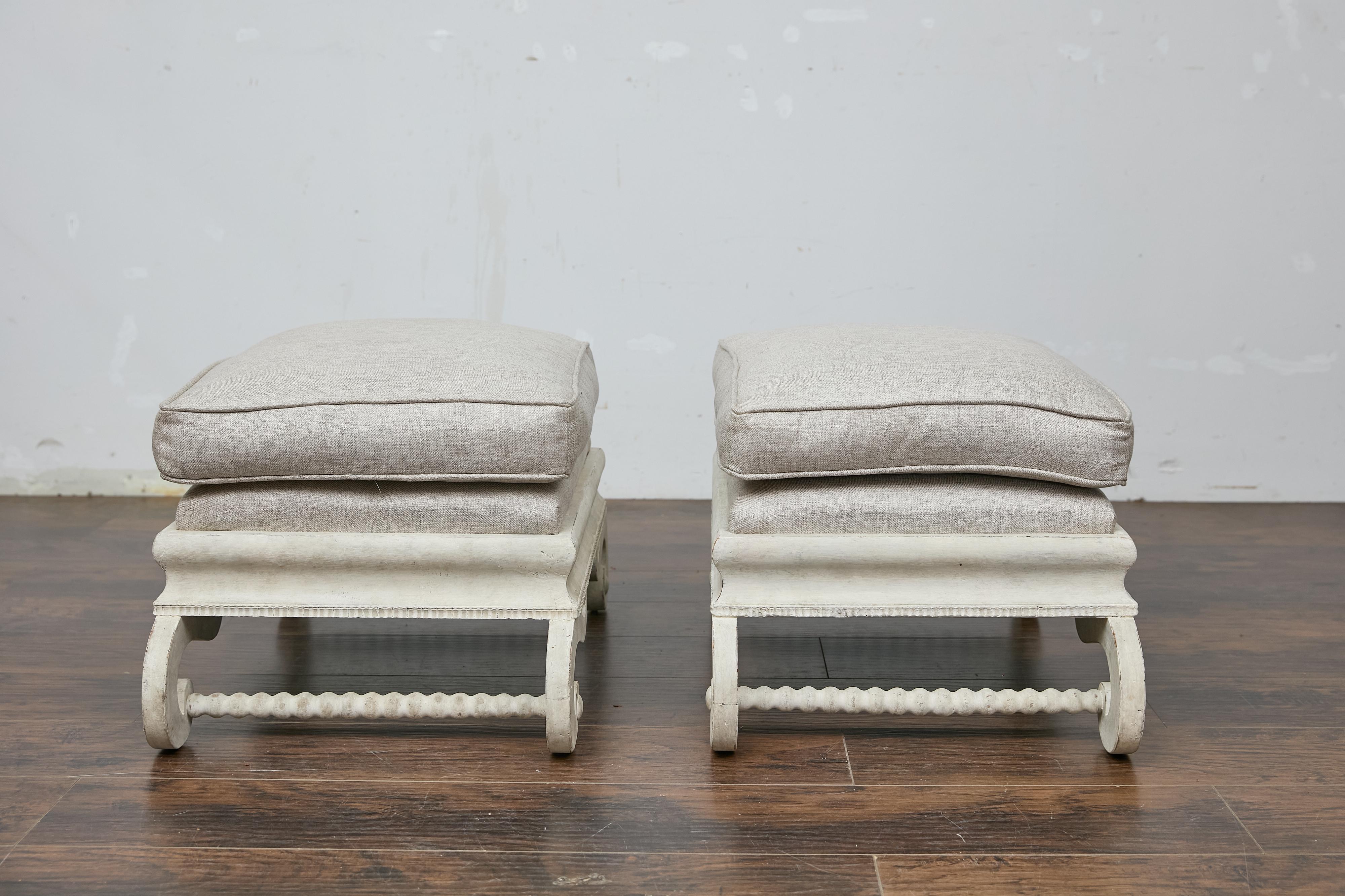 Paire d'ottomans tapissés continentaux des années 1920 avec bases en S sculptées Bon état - En vente à Atlanta, GA