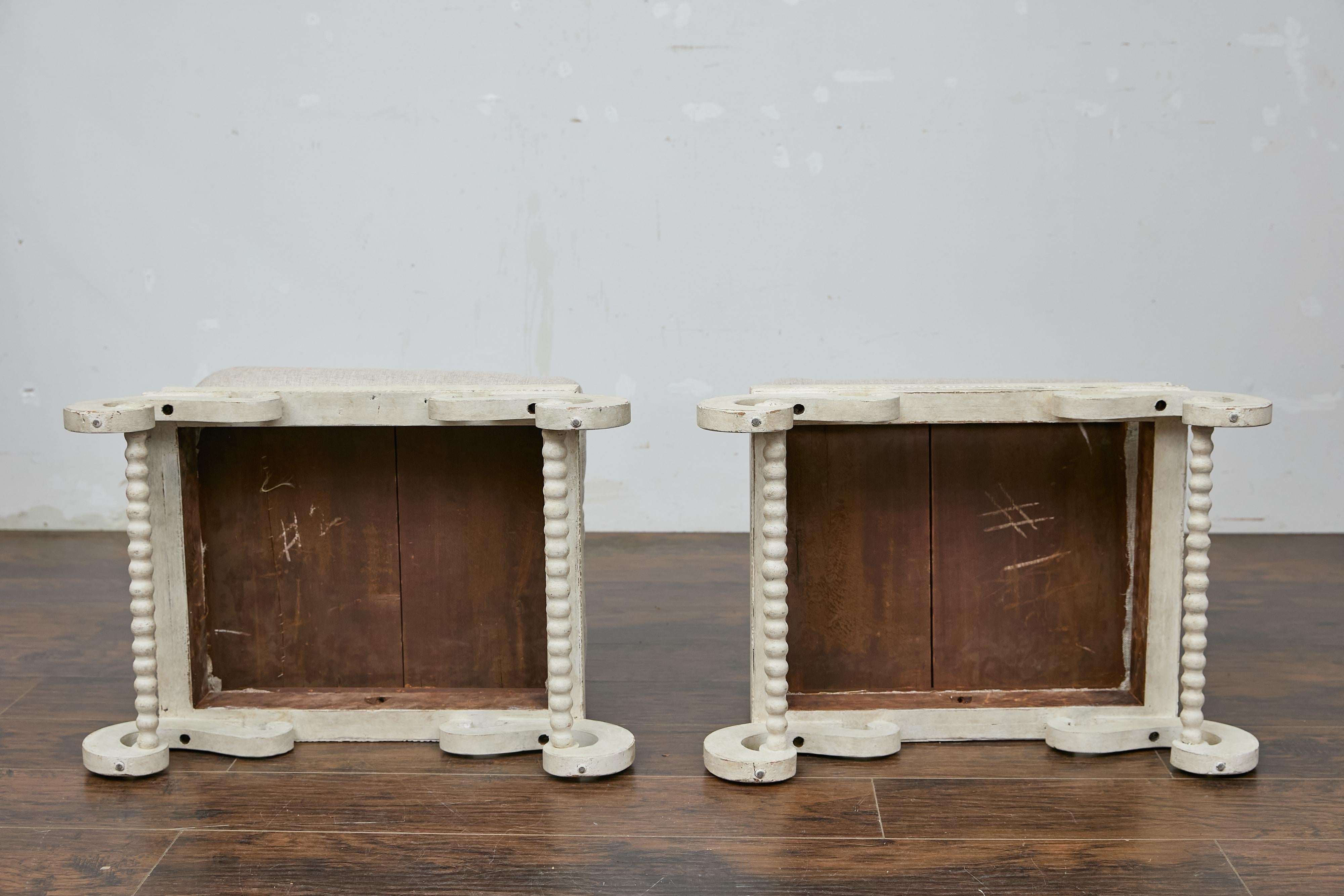 20ième siècle Paire d'ottomans tapissés continentaux des années 1920 avec bases en S sculptées en vente