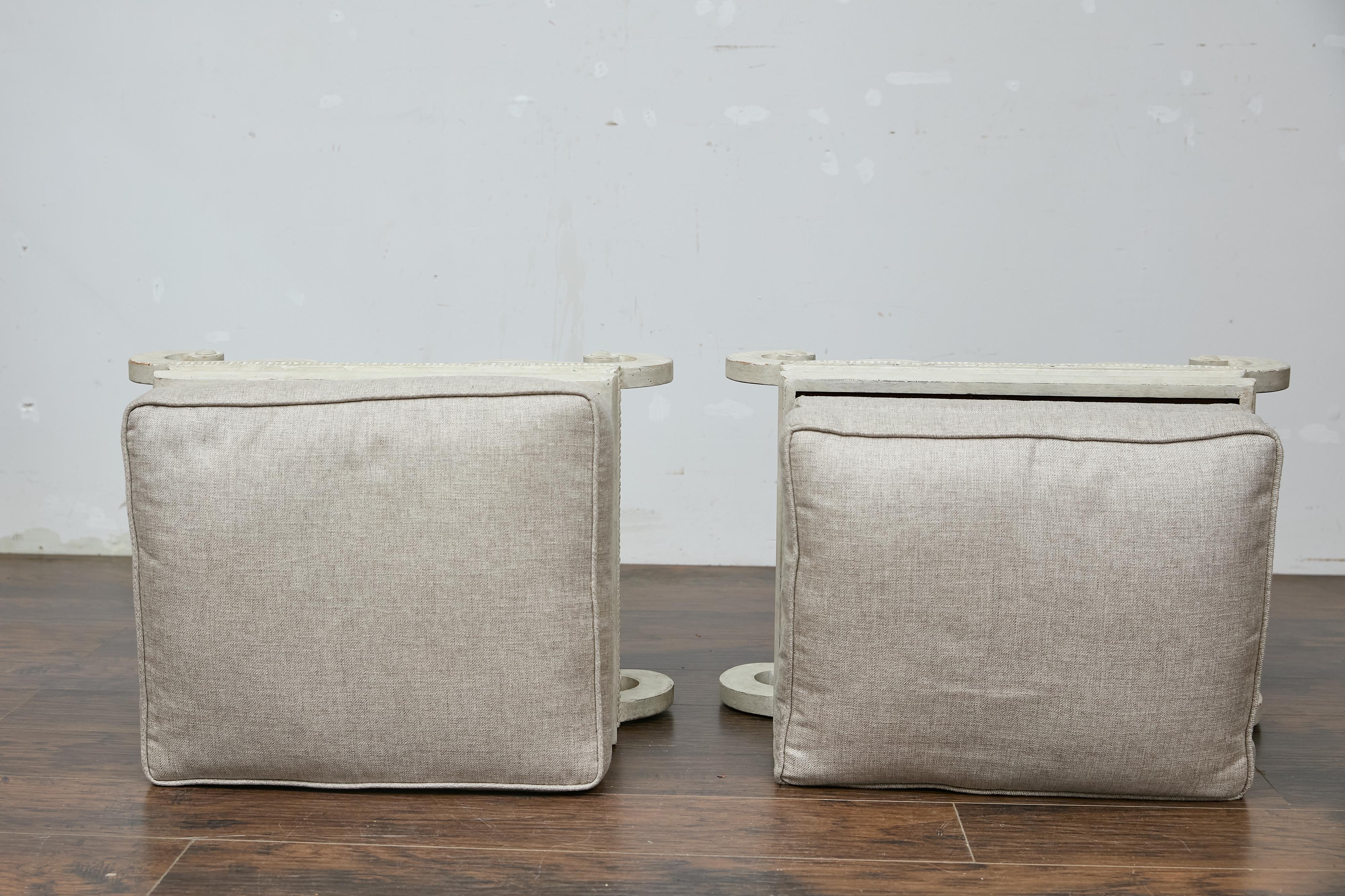 Tissu Paire d'ottomans tapissés continentaux des années 1920 avec bases en S sculptées en vente