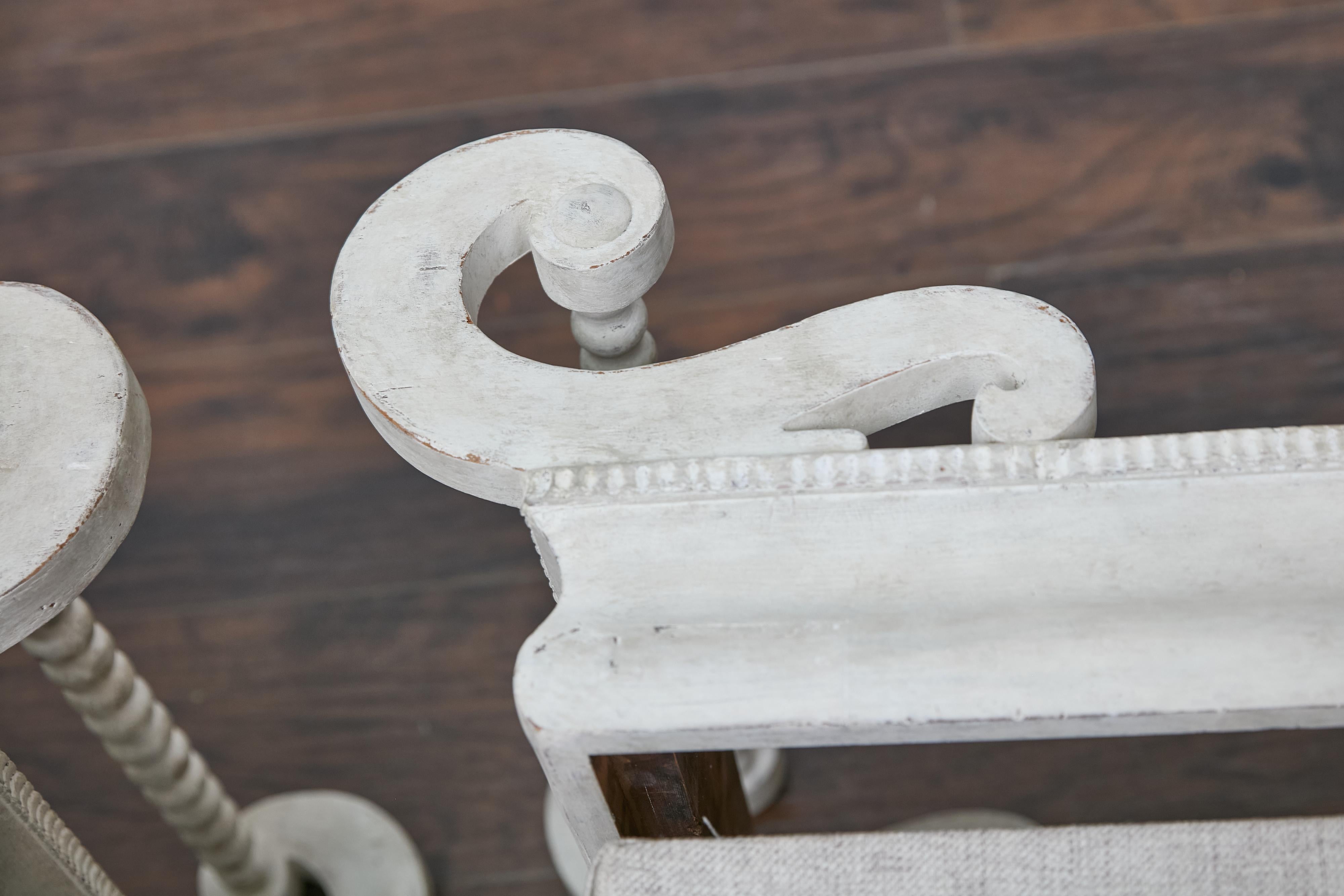 Paire d'ottomans tapissés continentaux des années 1920 avec bases en S sculptées en vente 1