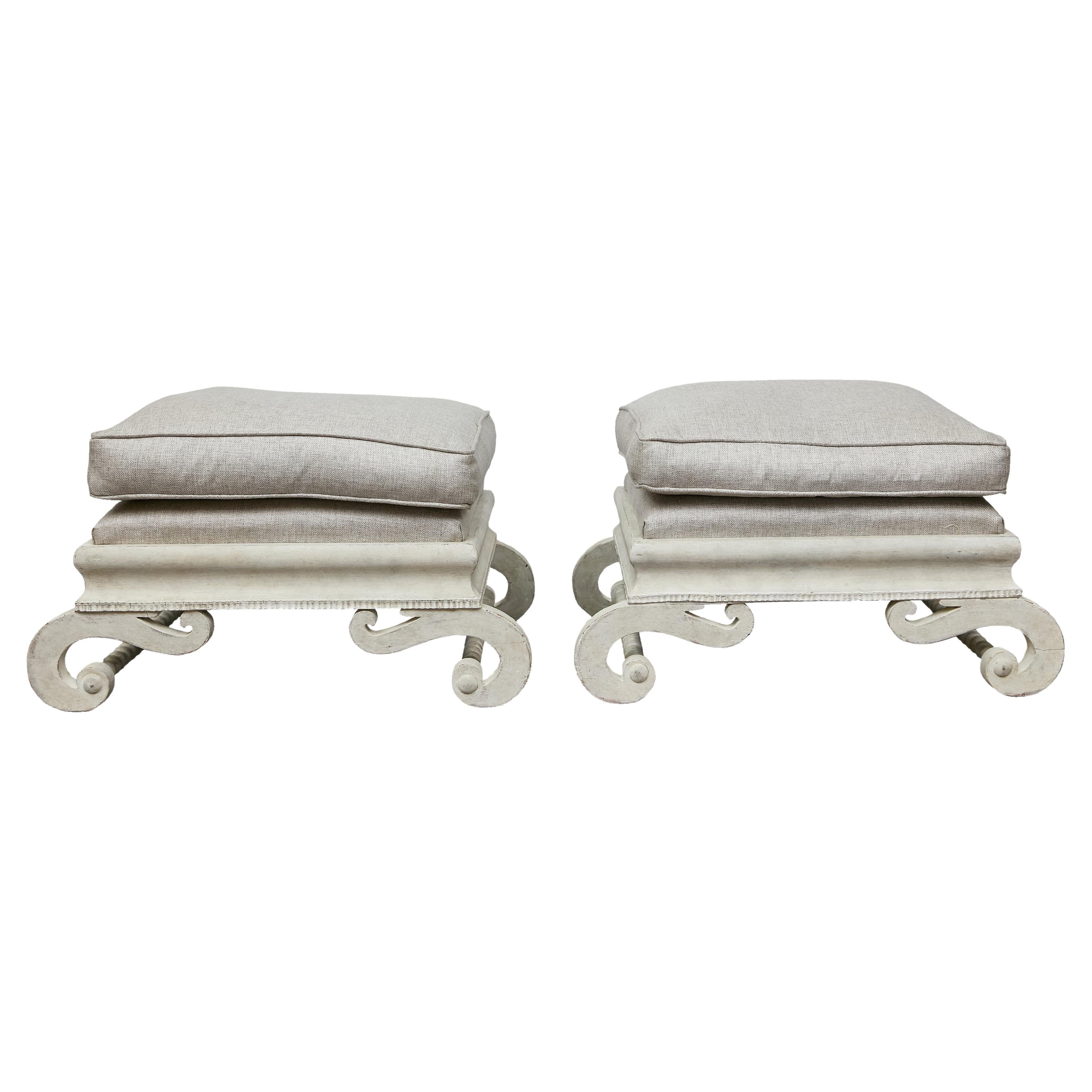 Paire d'ottomans tapissés continentaux des années 1920 avec bases en S sculptées en vente