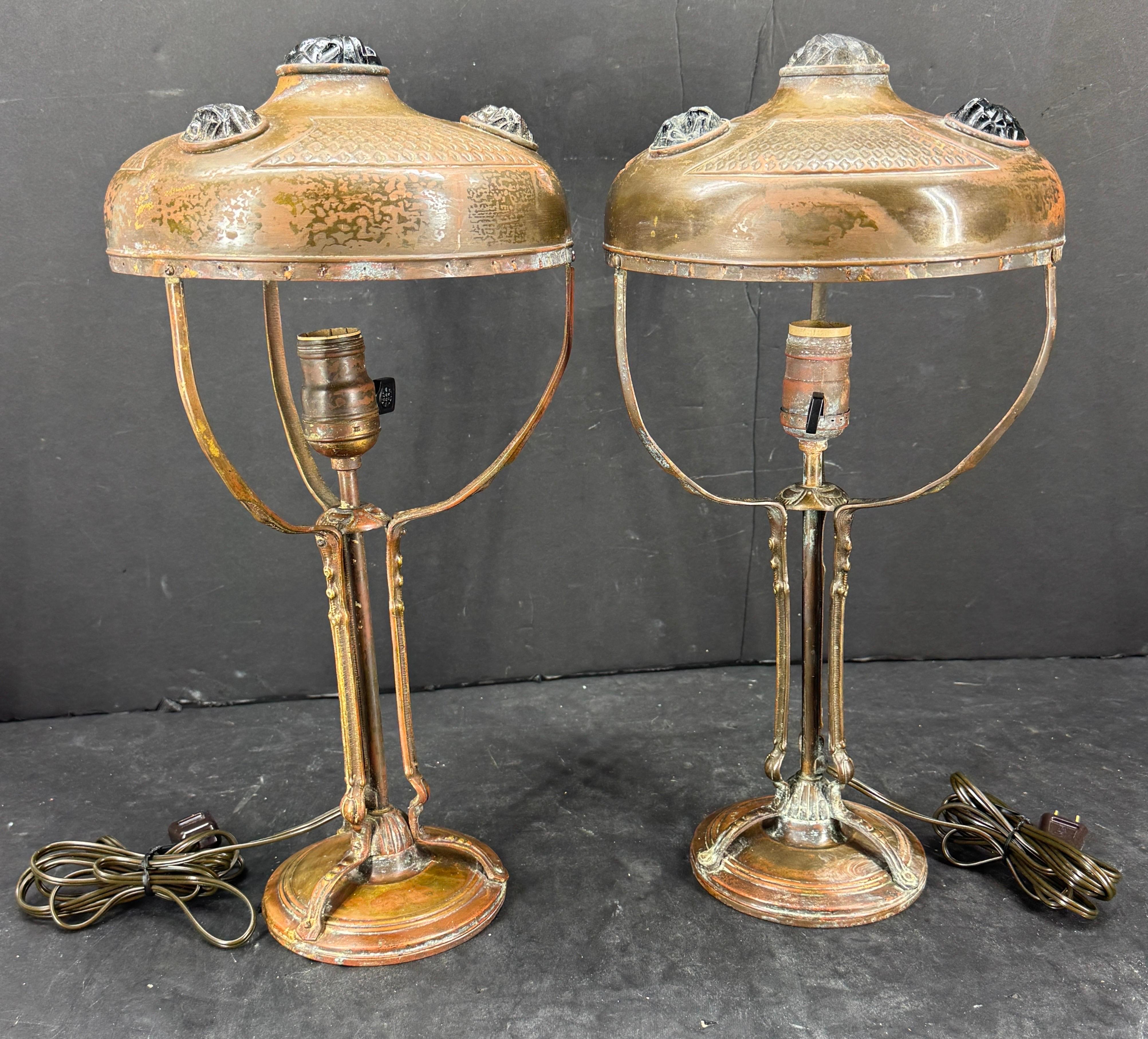 Due lampade da tavolo Art Deco in rame. Questo set è versatile, oltre allo stile classico delle lampade da tavolo, da comodino o da scrivania, e si adatta facilmente a qualsiasi stile di arredamento. Ciascuna tonalità presenta 4 pezzi di vetro