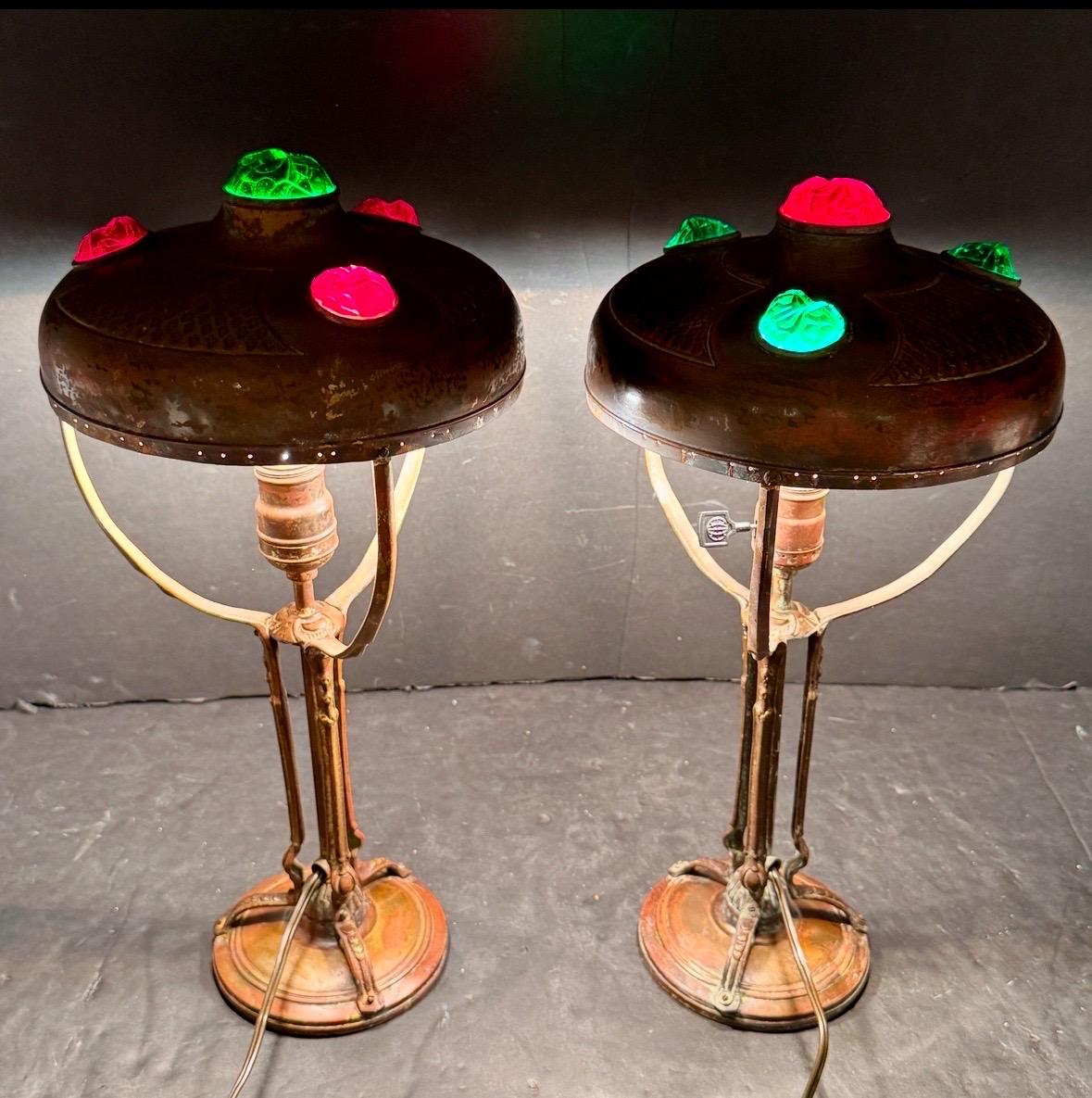 Francese Coppia di lampade da comodino Art Deco in rame del 1920 in vendita
