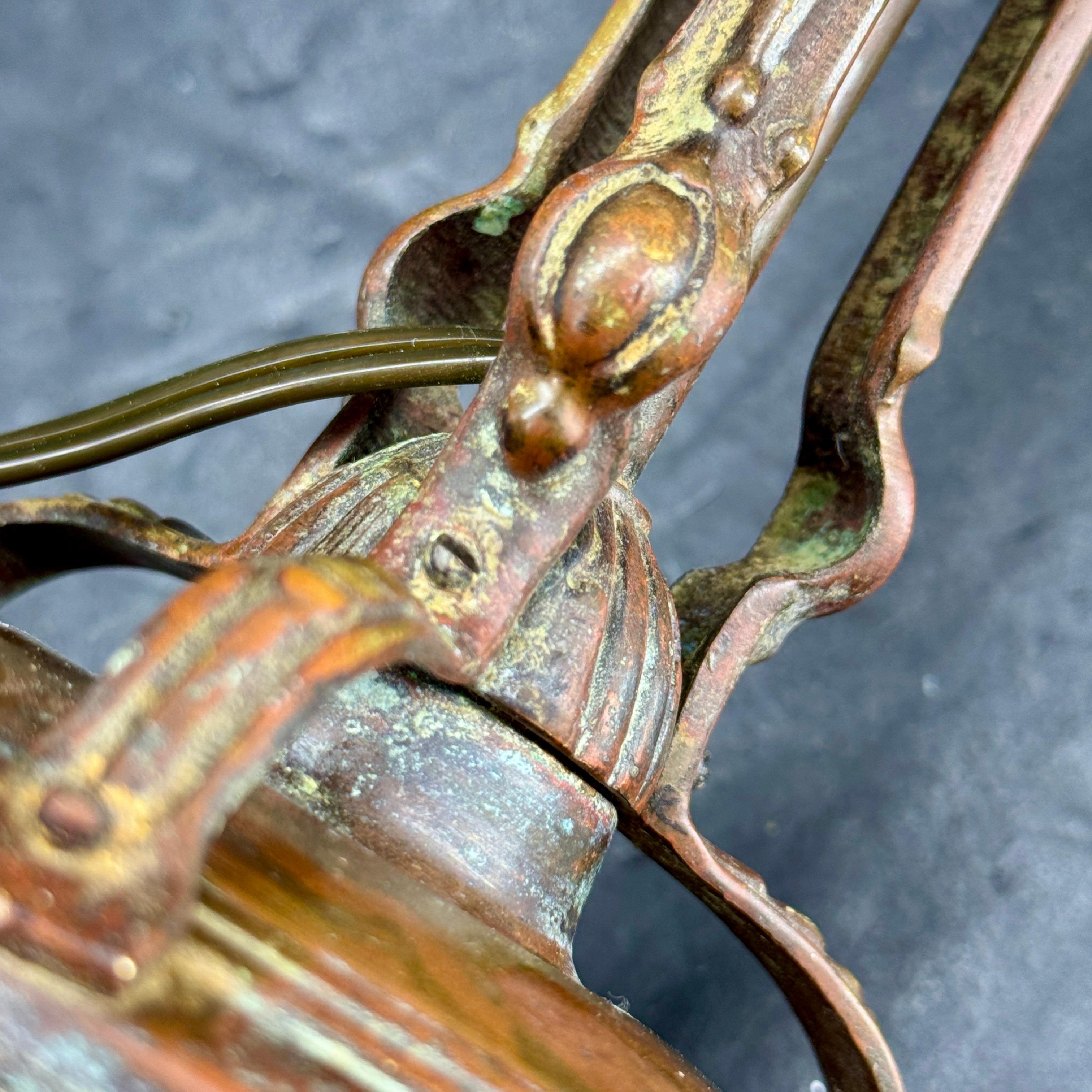 XX secolo Coppia di lampade da comodino Art Deco in rame del 1920 in vendita