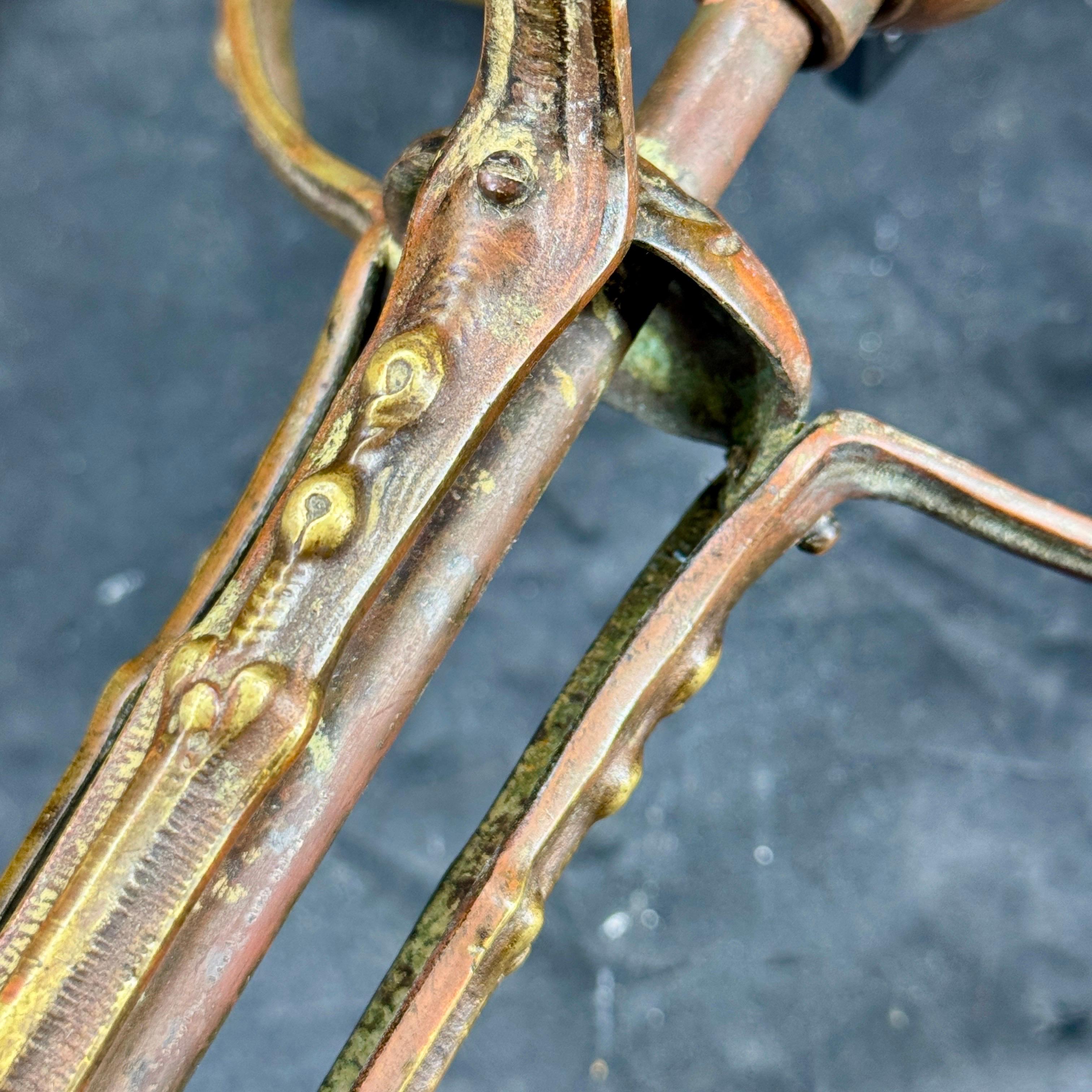 Vetro artistico Coppia di lampade da comodino Art Deco in rame del 1920 in vendita