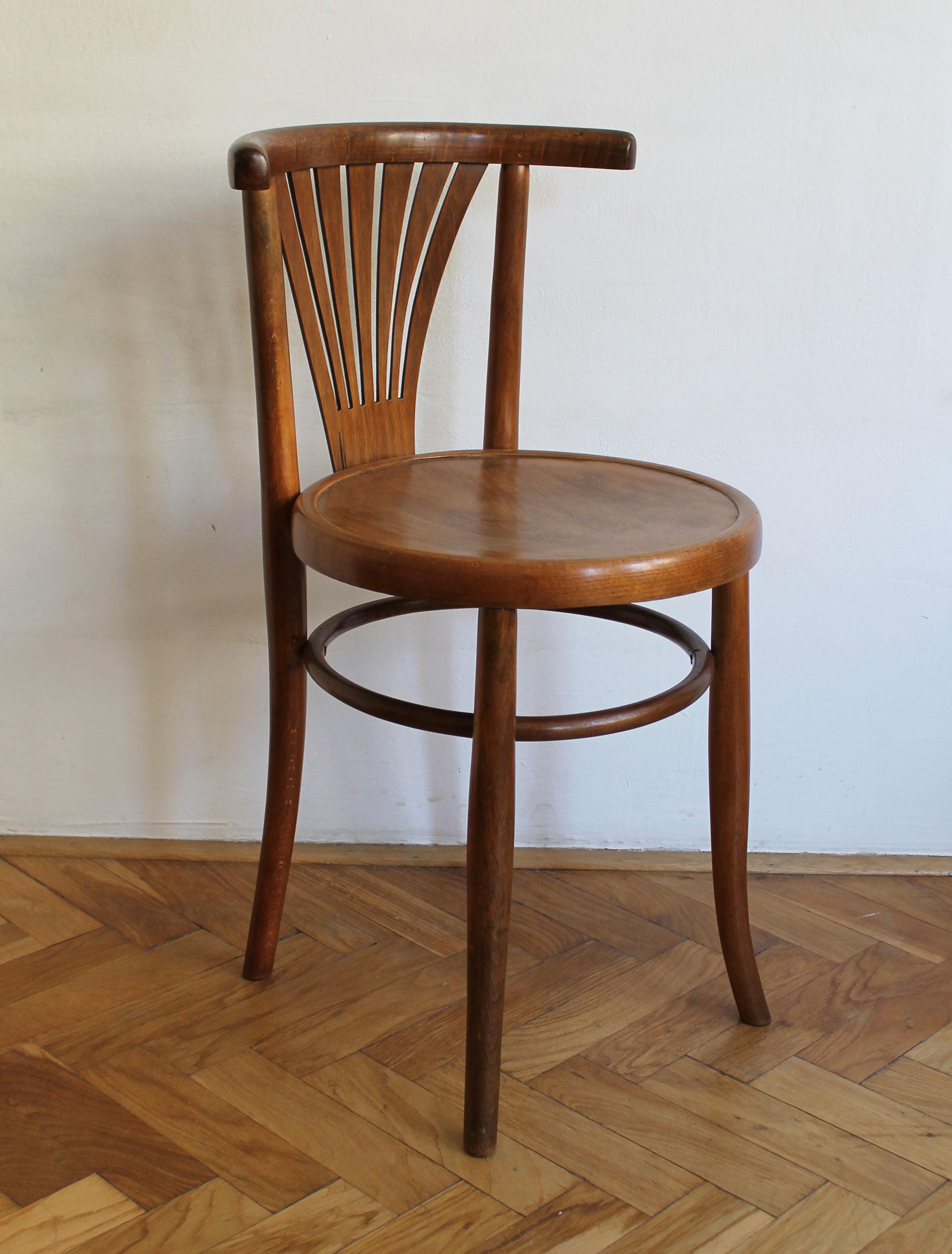 Il s'agit d'un ensemble original de deux chaises de salle à manger produites par la société de meubles Ungvar à Uzhorod. Cette usine a longtemps fait partie de l'empire austro-hongrois. À l'époque où ces chaises ont été produites, Uzhorod faisait
