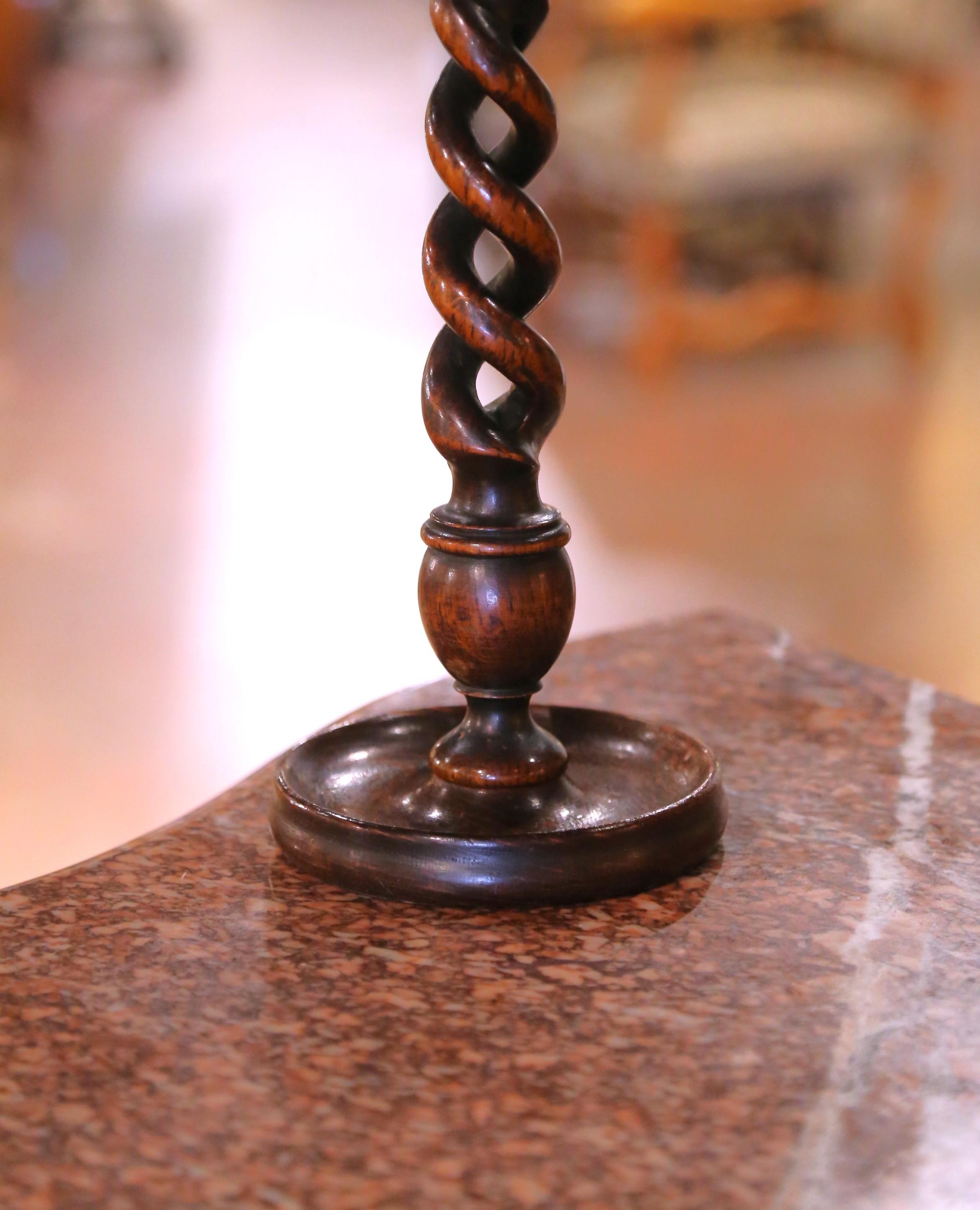 Victorien Paire de chandeliers anglais des années 1920 en chêne sculpté à torsion d'orge avec fleurons en laiton en vente