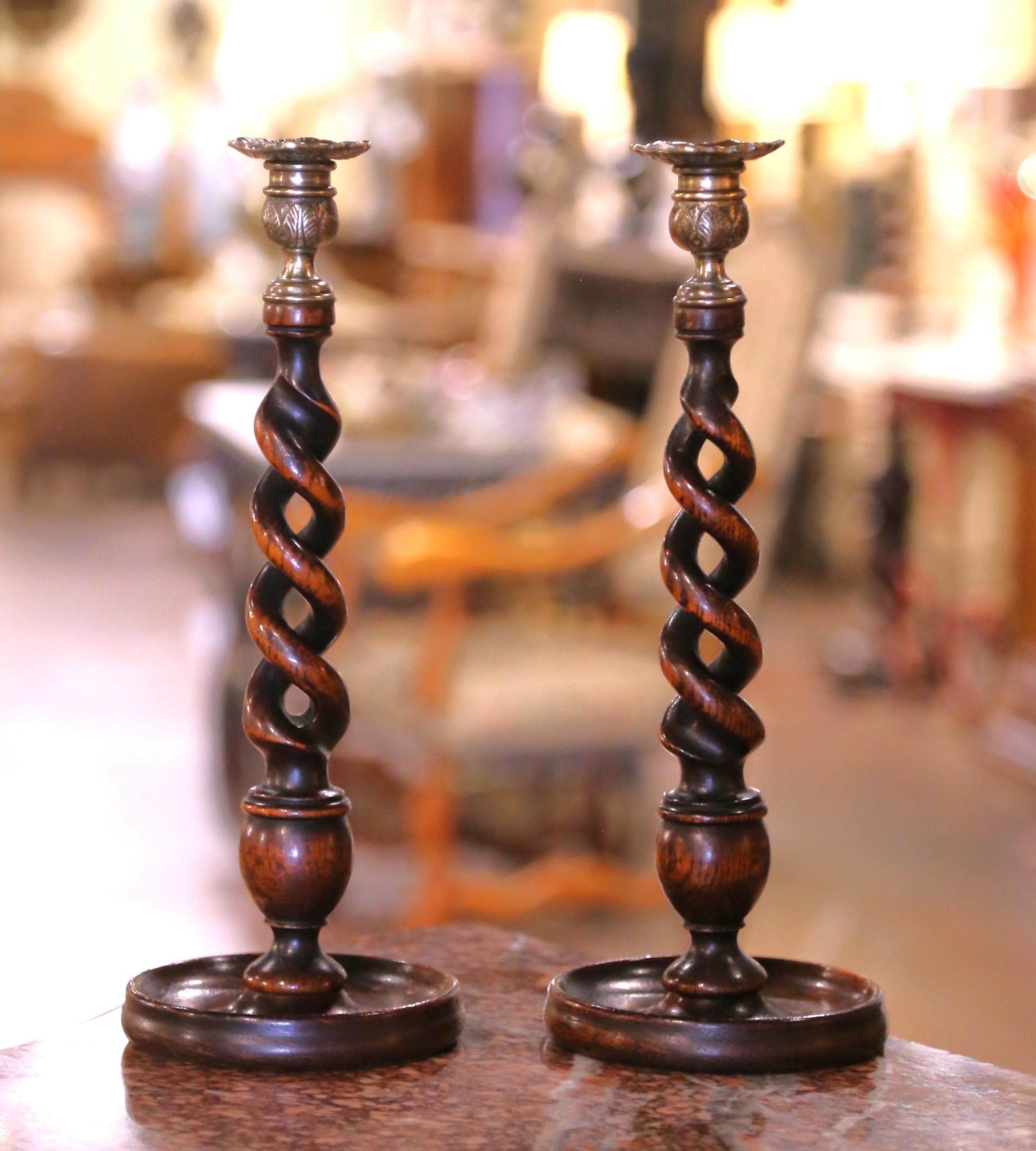 Anglais Paire de chandeliers anglais des années 1920 en chêne sculpté à torsion d'orge avec fleurons en laiton en vente