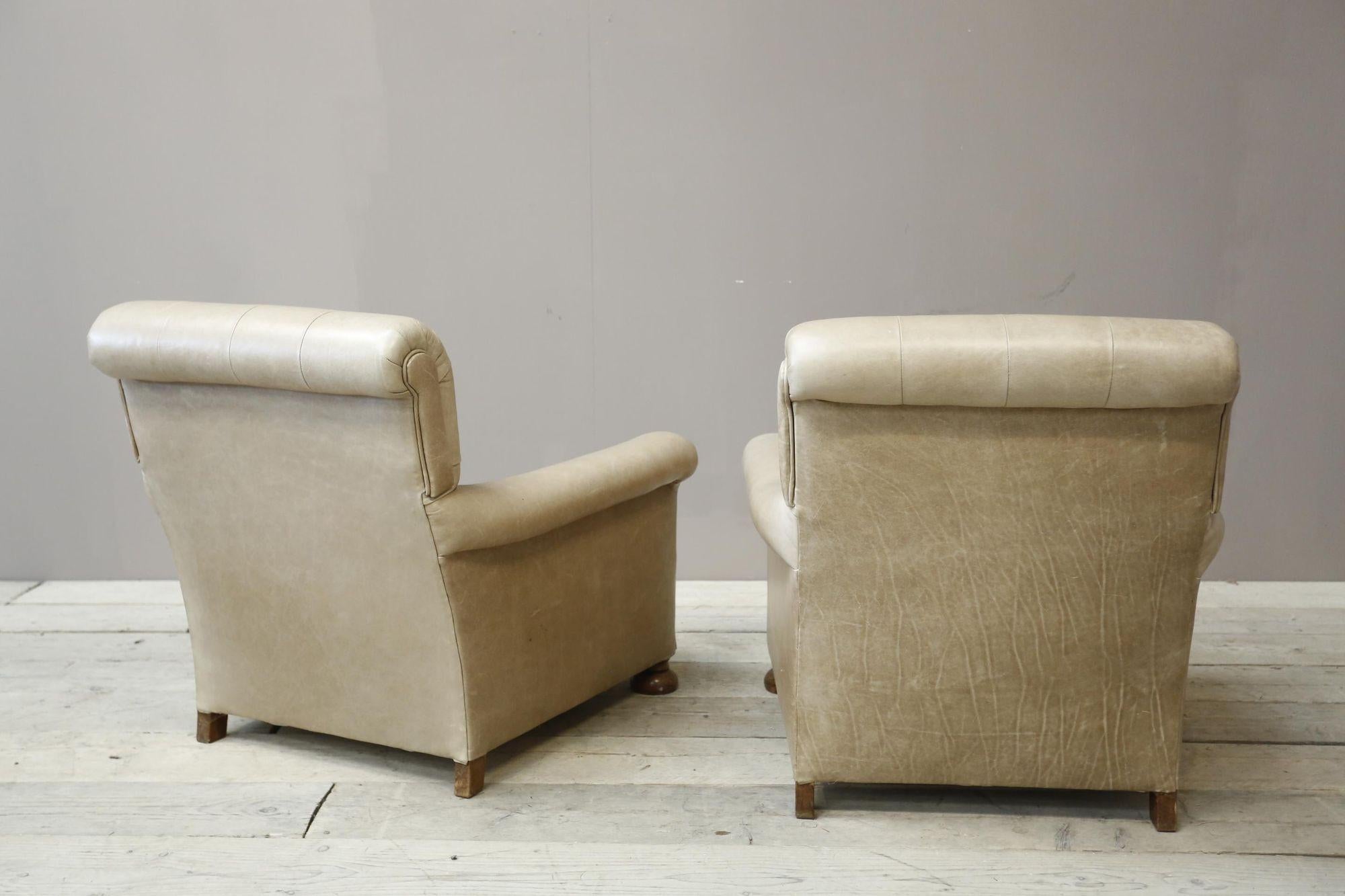 Tissu d'ameublement Paire de fauteuils anglais à assise profonde des années 1920 en vente