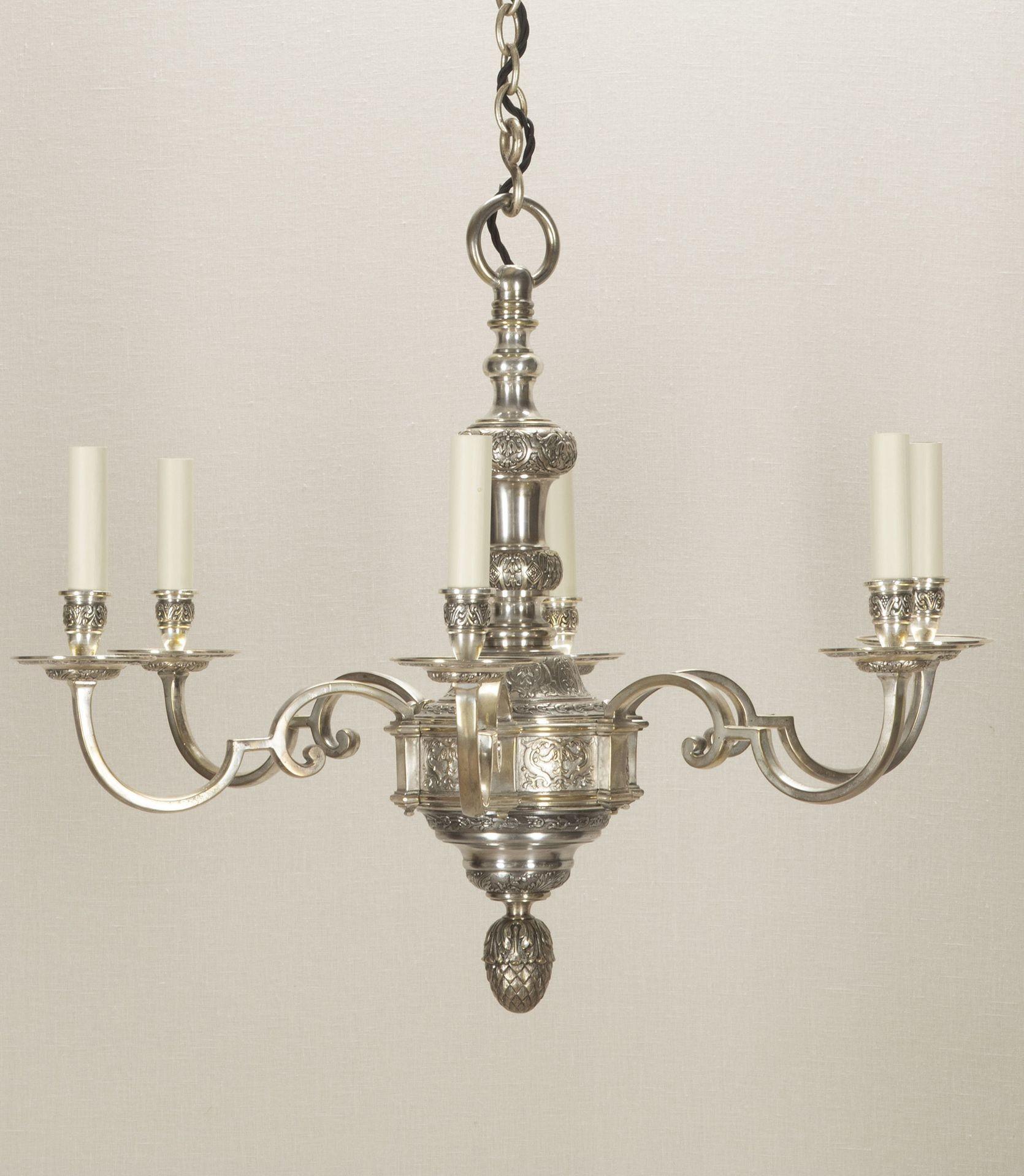 Fantastica coppia di lampadari in argento e ottone dell'inizio del XX secolo. 
Questi lampadari si basano su un design del XVII secolo che si può ancora vedere in case di campagna come Knole House nel Kent. Questi lampadari in particolare sono stati