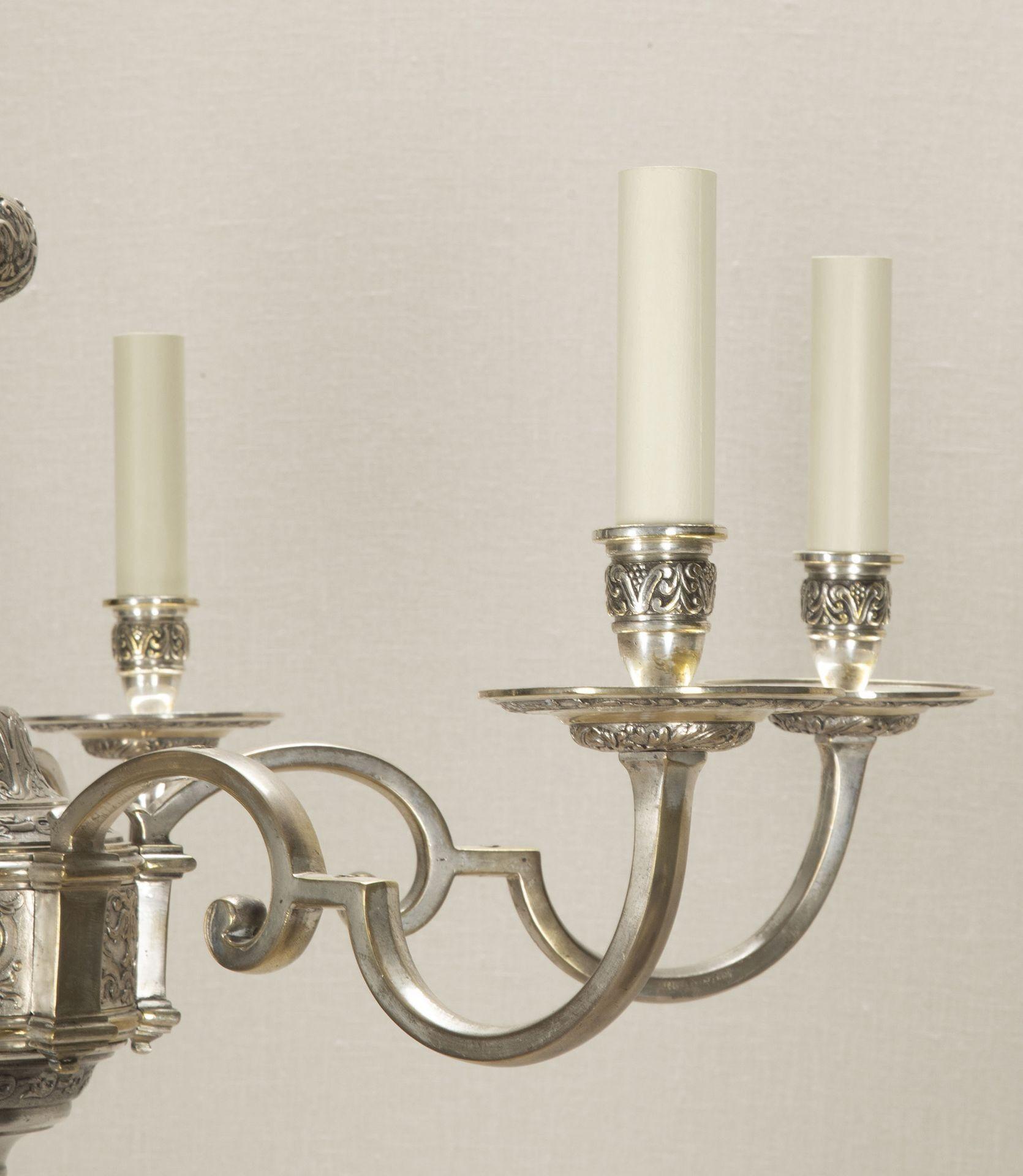Coppia di lampadari inglesi placcati in argento degli anni '20 in vendita 1