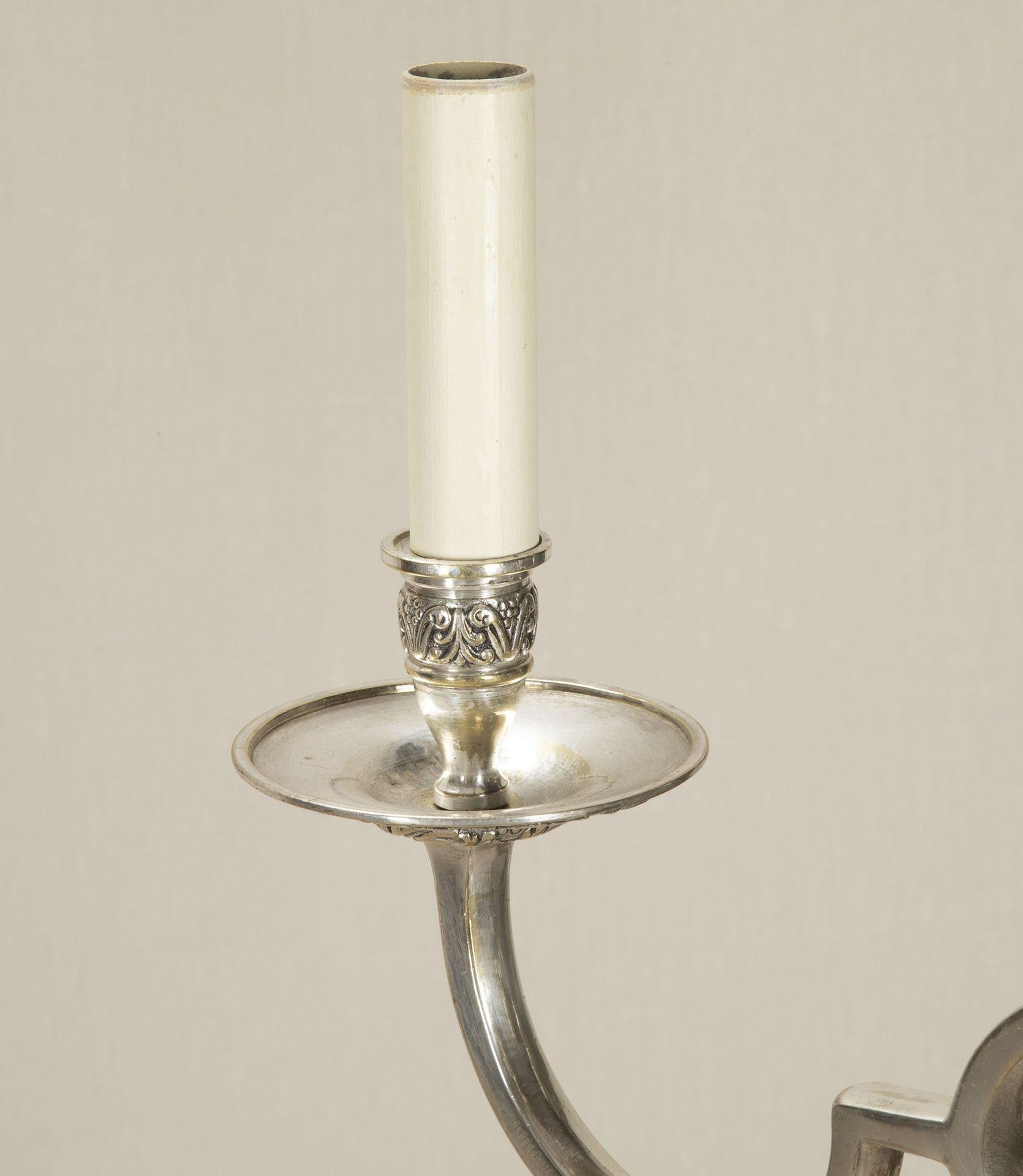Coppia di lampadari inglesi placcati in argento degli anni '20 in vendita 2