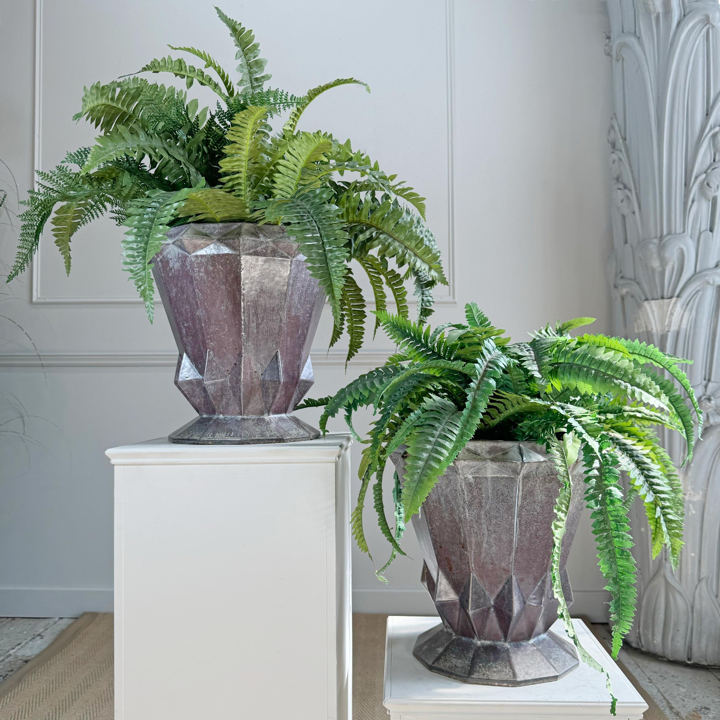 Maravillosa pareja emparejada de urnas francesas Art Decó de hierro fundido de 1920, acabadas con esmalte de uva morada, una pareja de urnas / jardineras muy decorativas y llamativas. Algunas zonas de óxido y pátina, como es de esperar.



Altura 32