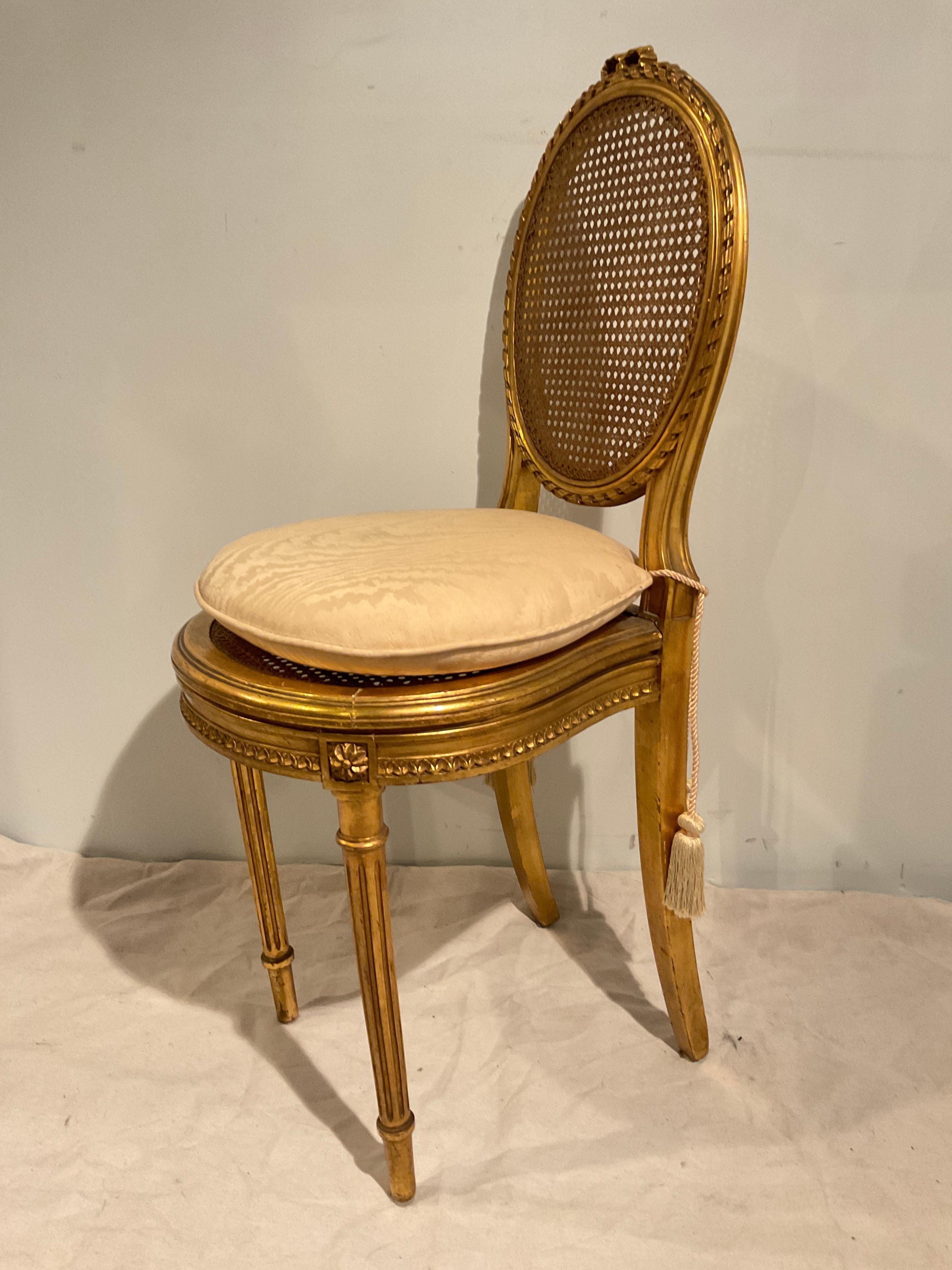 Début du 20ème siècle Paire de petites chaises d'appoint françaises des années 1920 en bois doré sculpté en vente