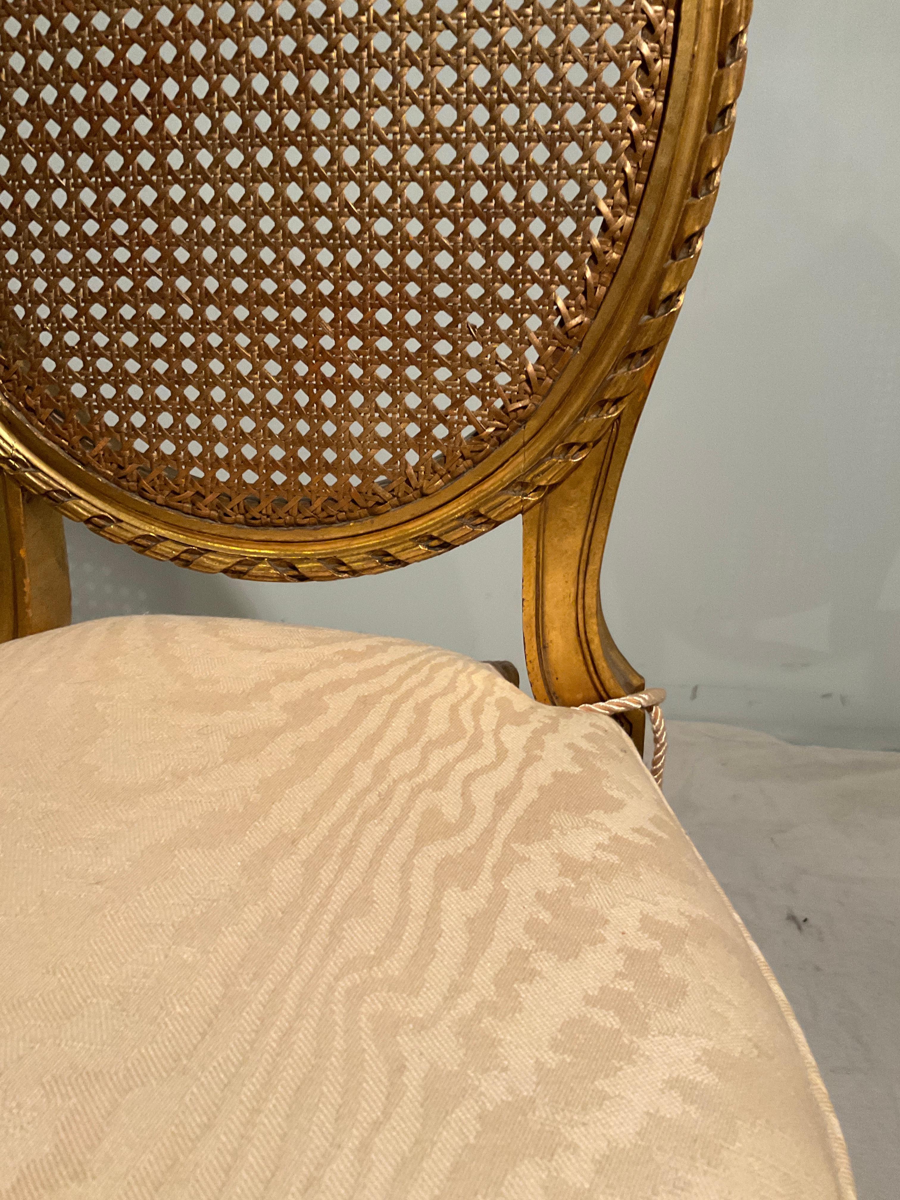 Paire de petites chaises d'appoint françaises des années 1920 en bois doré sculpté en vente 4