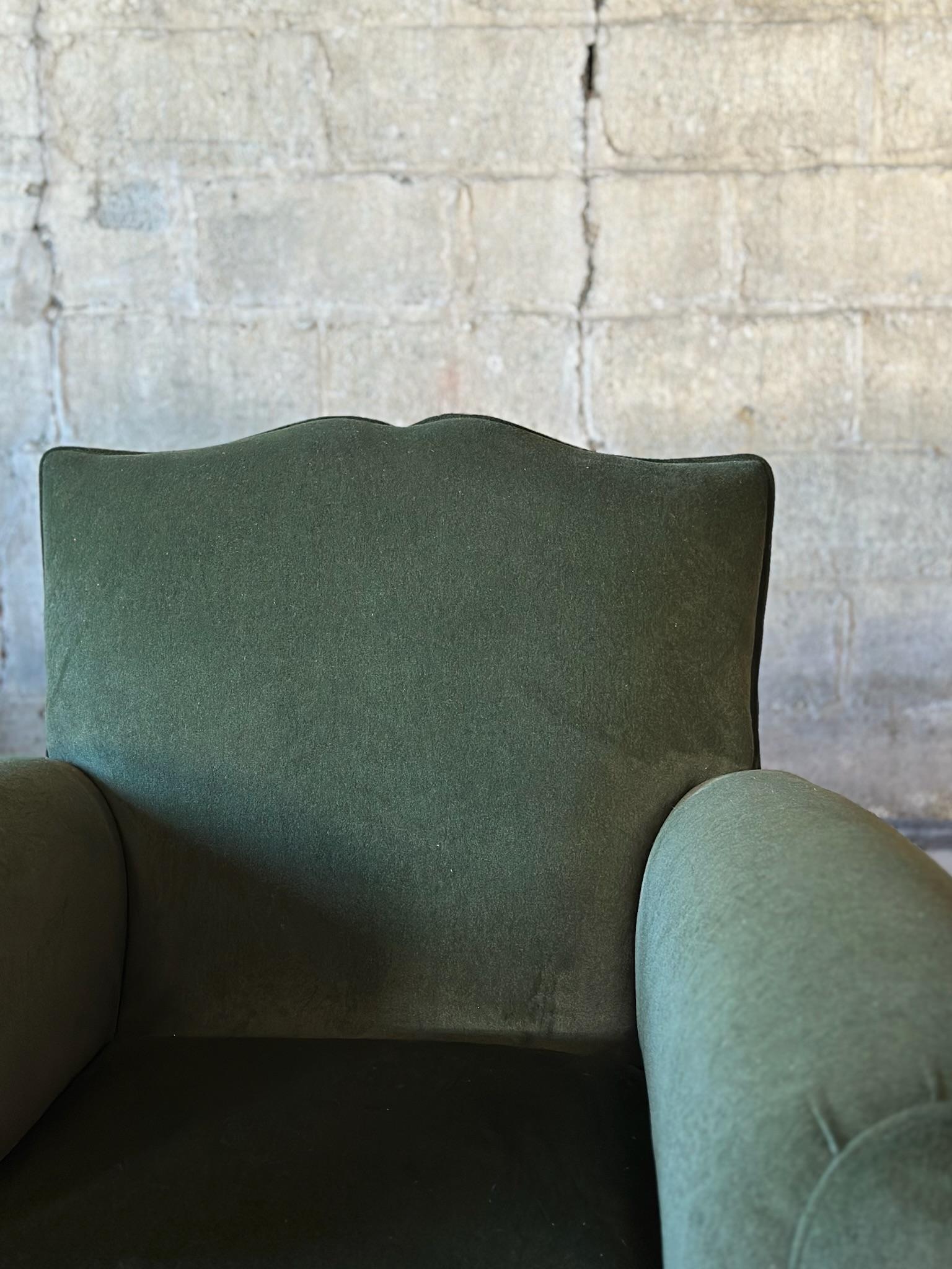 Une belle paire de chaises à moustaches françaises avec tous les détails typiques. Accoudoirs larges, assise profonde et dossier incurvé. Replacé dans un velours de performance vert foncé.  